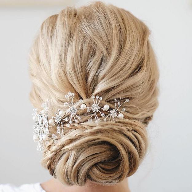 26 Hochzeitshaar Hochsteckfrisuren für elegante Bräute Bridal Twigned Chignon