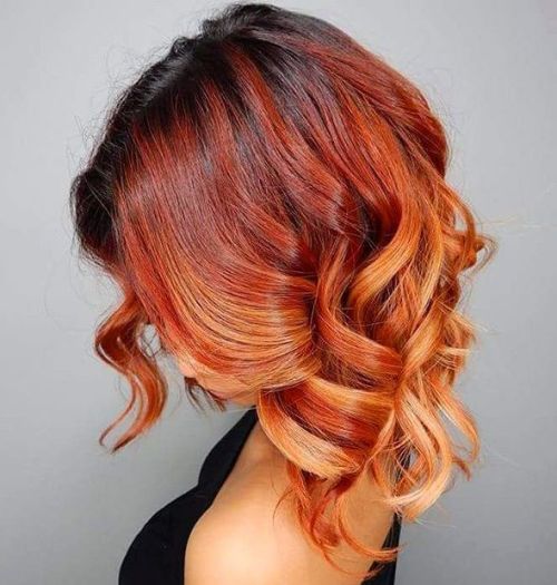 Rote lockige Ombre -Haare
