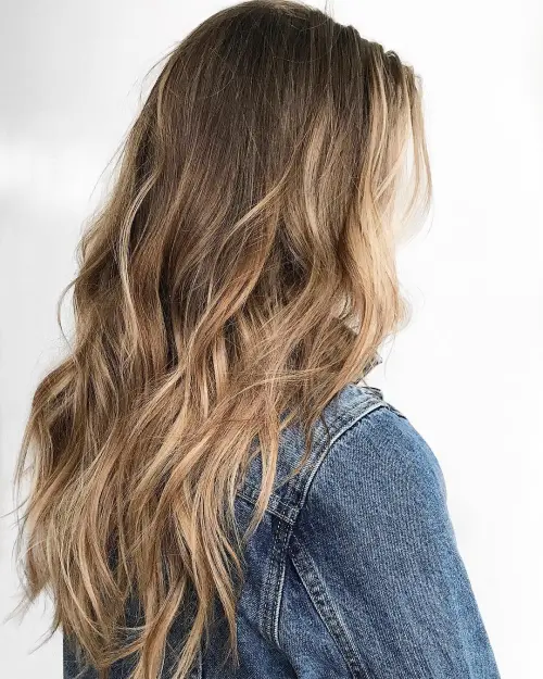 Zerzaustes Haar mit Karamell-Balayage