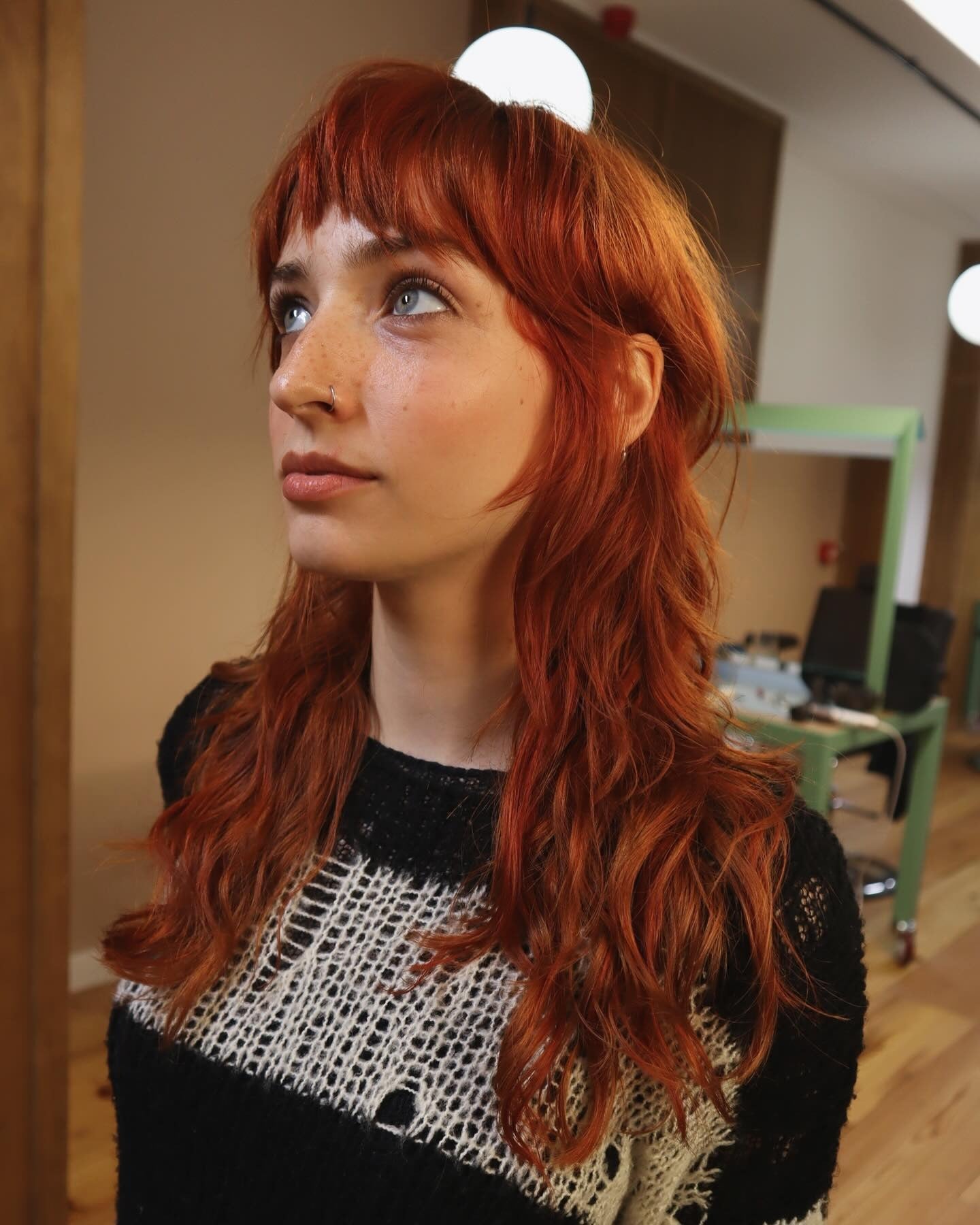 9. Lufter strukturierter Shag mit weichen Gesichtsschichten (mittelgroße Shag-Frisuren)