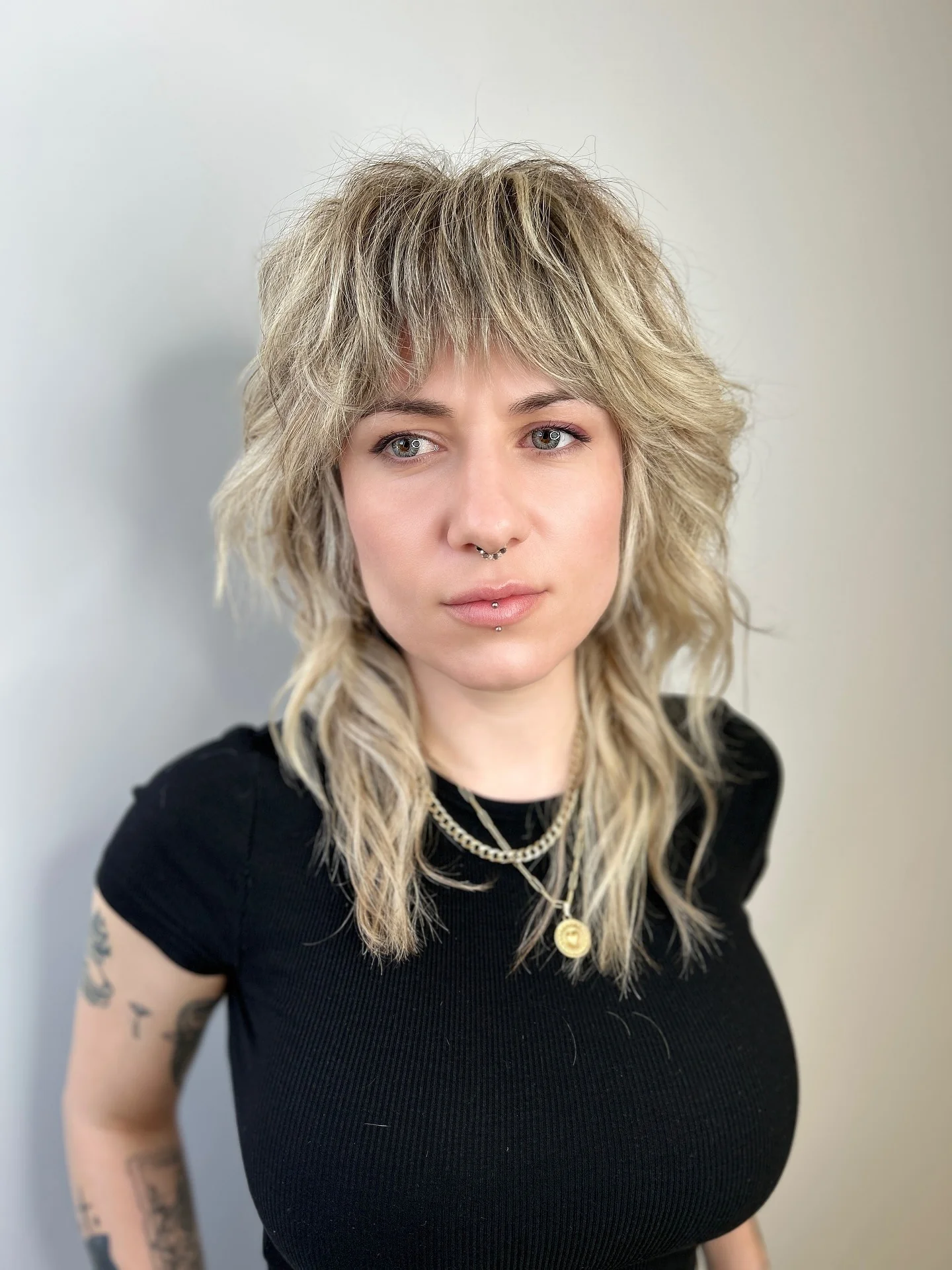 9. Aschblonder, geschichteter Shag mit abgehacktem Pony (zotteliger Haarschnitt mit Pony)