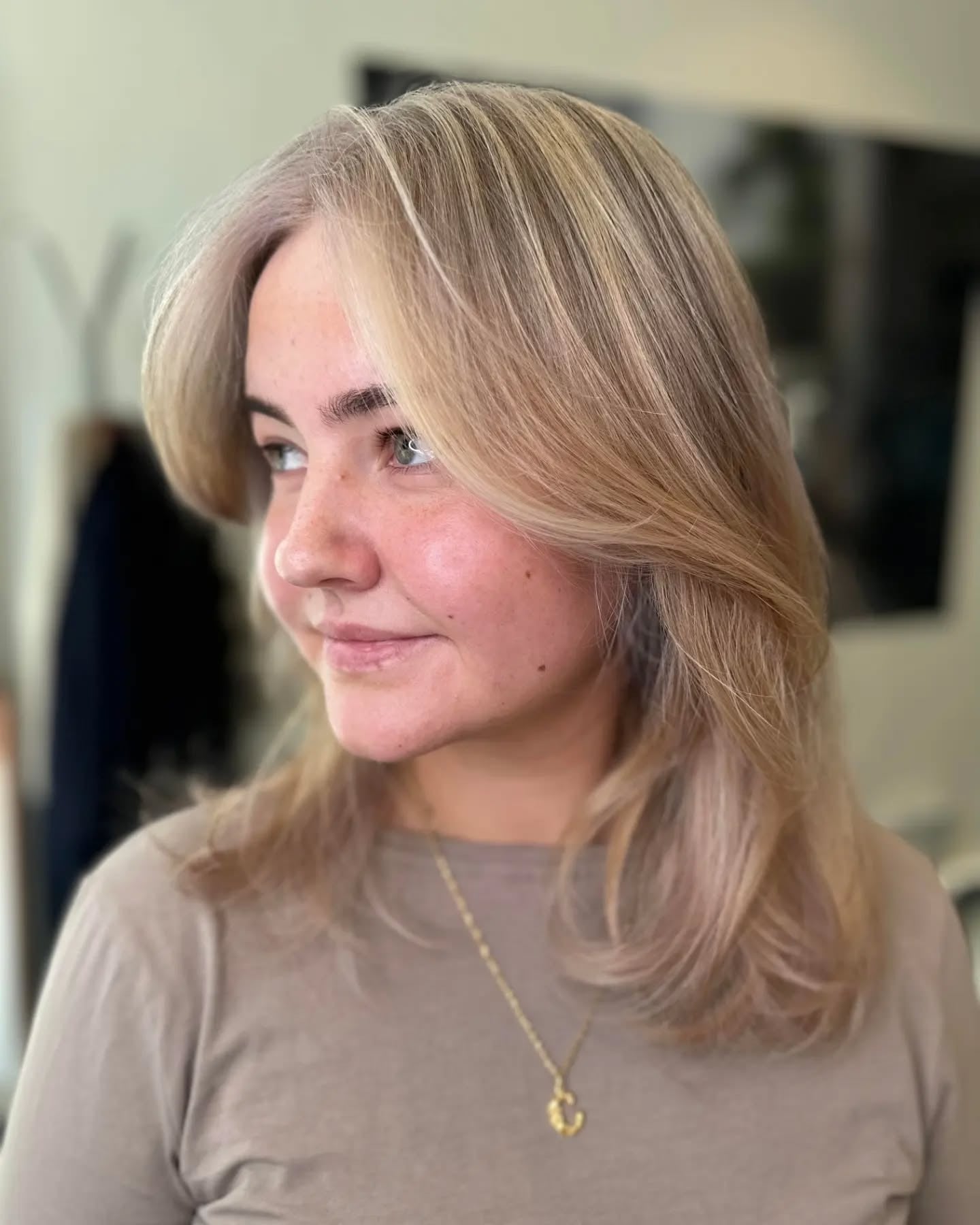 9. Asche-Sandy Blonde mit luftigem Vorhangrand (sandige blonde Haarfarbe)