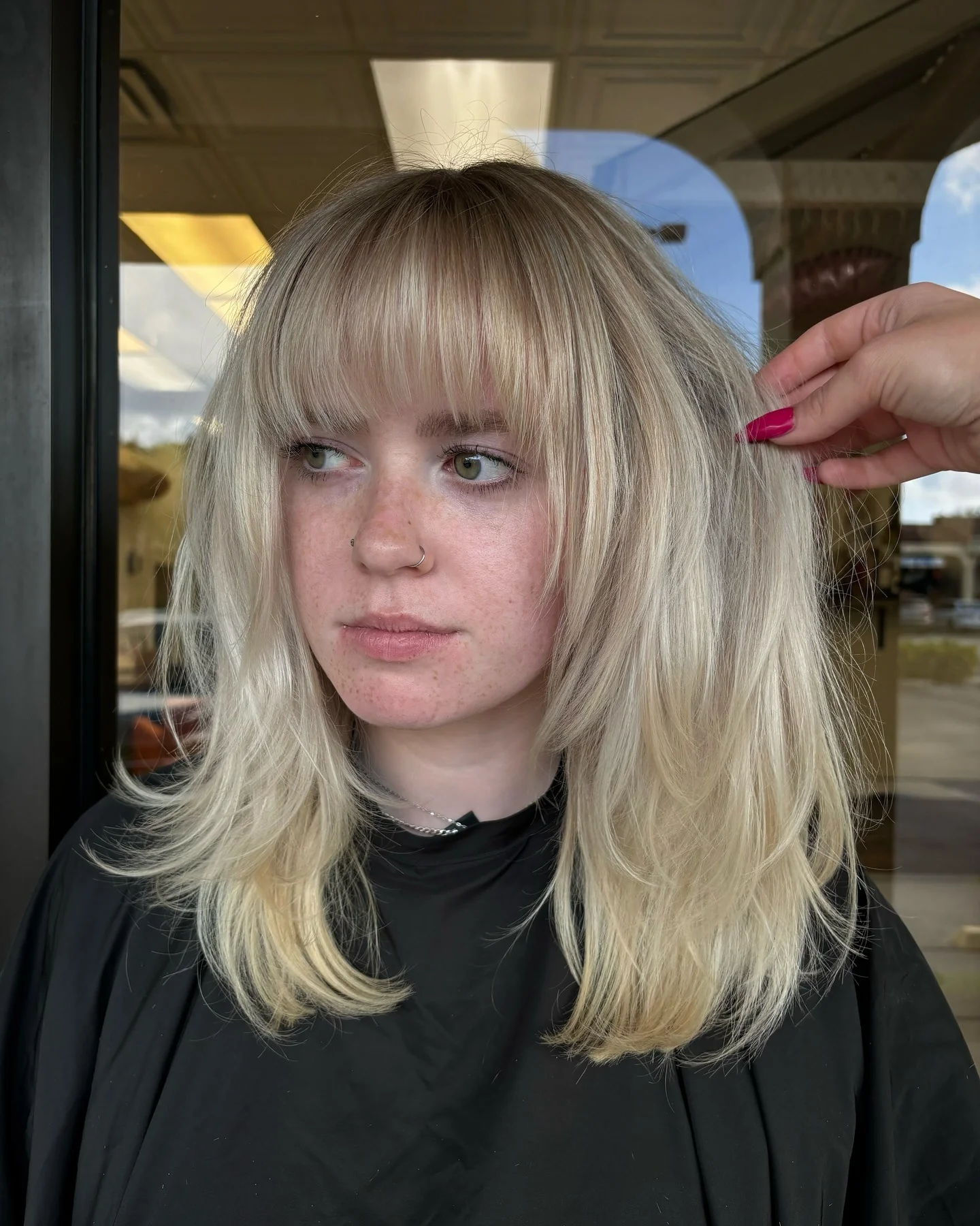 9. Aschblonder, gefiederter Shag mit stumpfem Pony (Shaggy Haircuts)