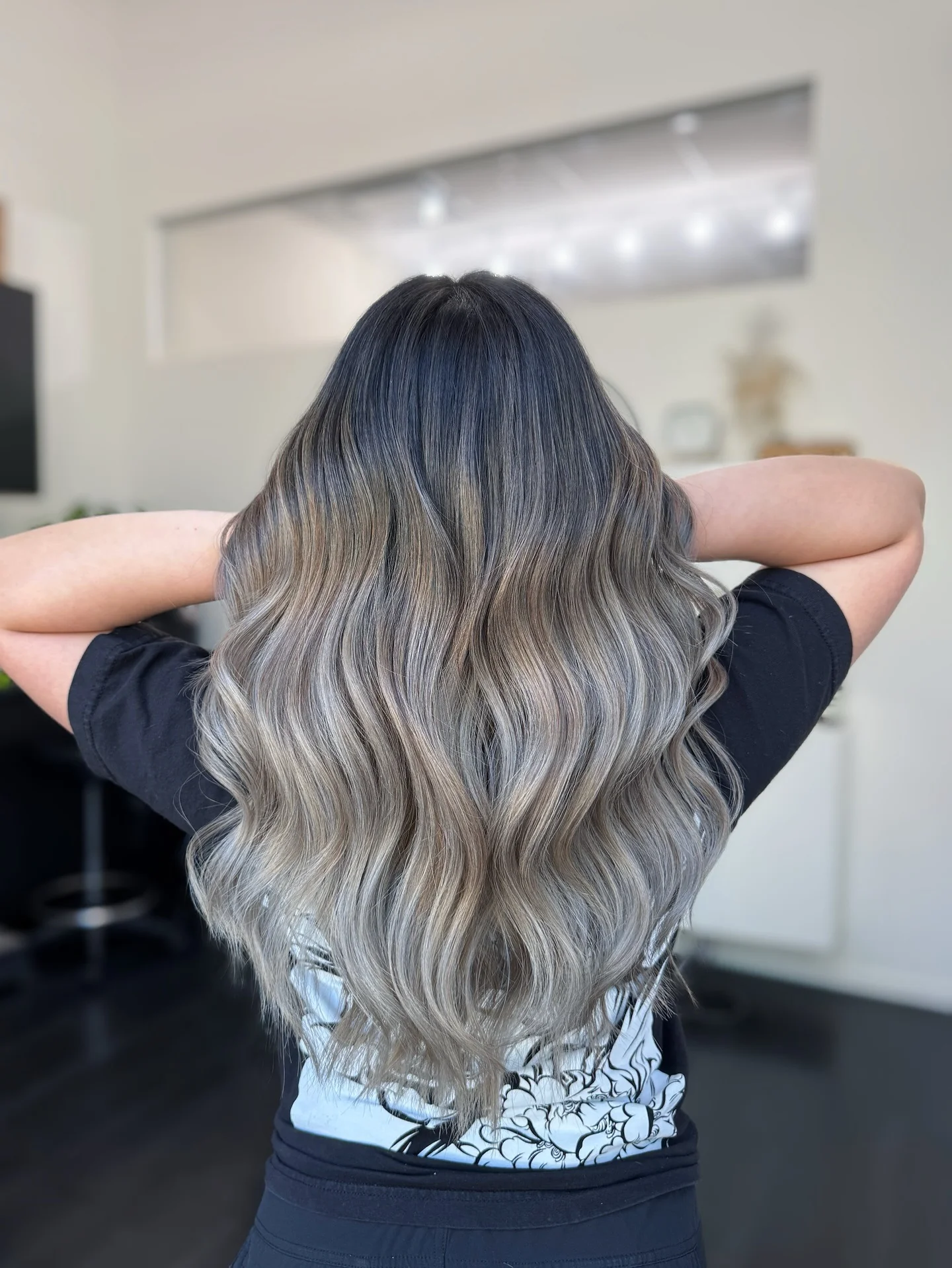 9. Aschblonde Wurzelschmelze mit weichen silbernen Enden (Aschblonde Haarfarbe)