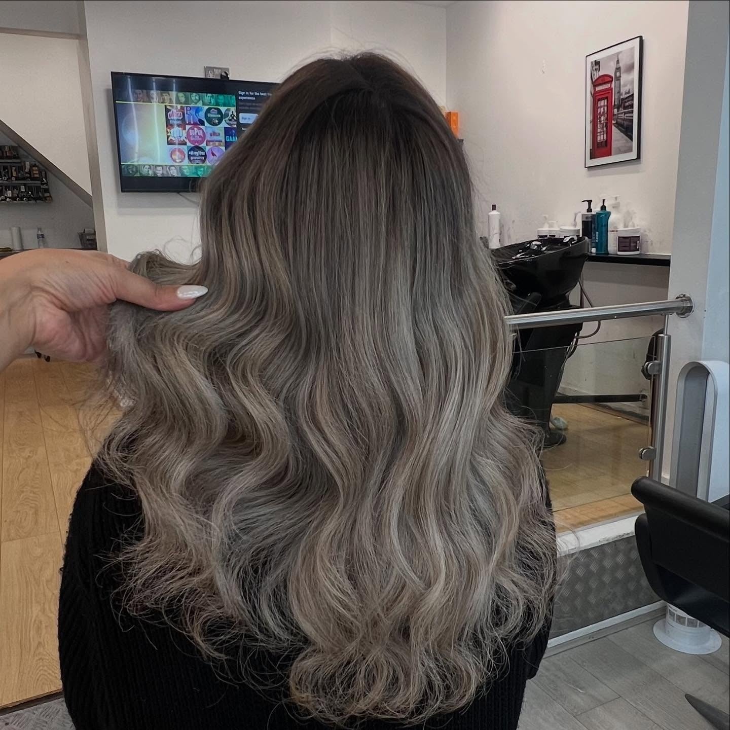 9. Ascheblonde Wellen mit Tiefe (Asche Haarfarbe)