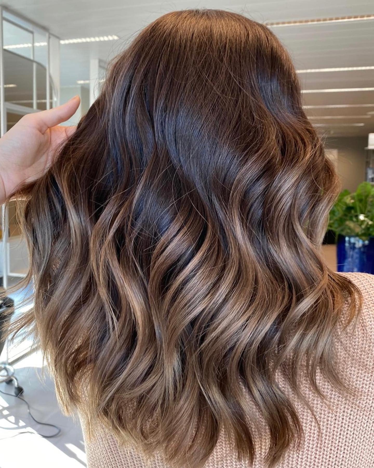 9. Ascheblond mit kräftigen Gesichtsstücken (Balayage Haarfarben)