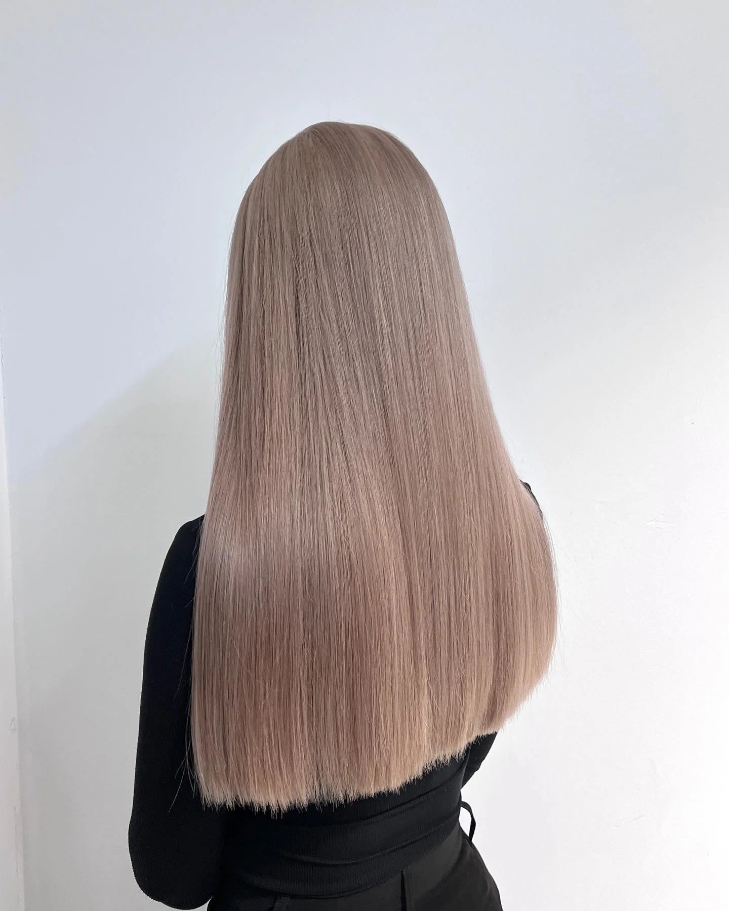 9. Aschbraunes Balayage mit weicher, geschichteter Bewegung (helle aschbraune Haarfarbe)