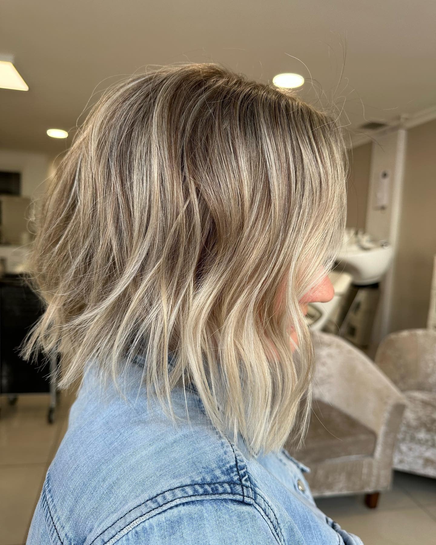 9. Ashy Beige Wavy Choppy Bob (Choppy Bob Frisuren)