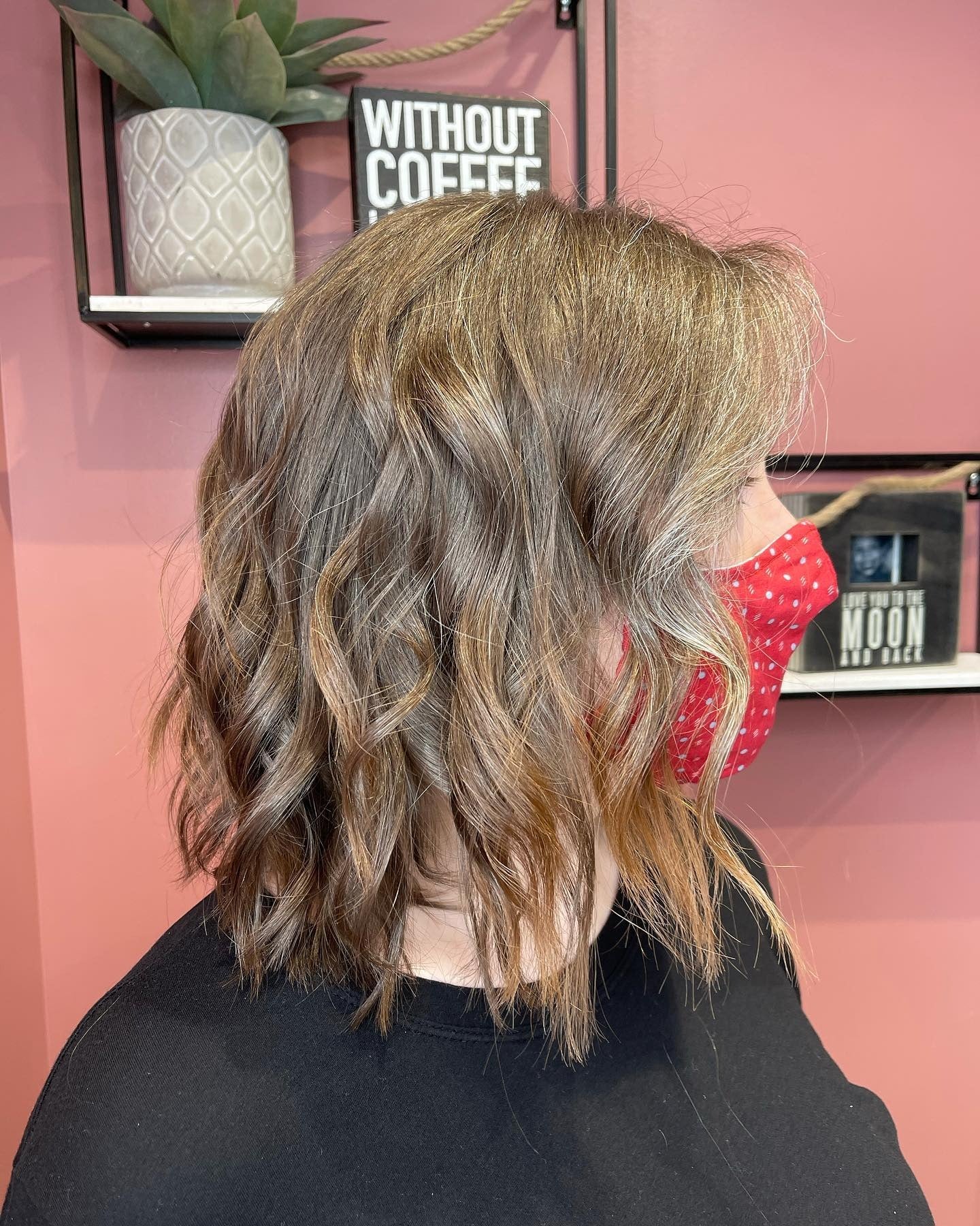 9. Aschbraune Wellen mit natürlicher Bewegung (schulterlanges Haar)