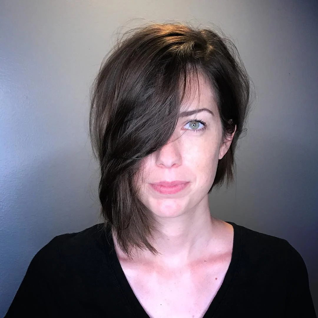 9. Asymmetrischer kurzer Bob mit natürlichen Brauntönen (asymmetrische Frisuren)