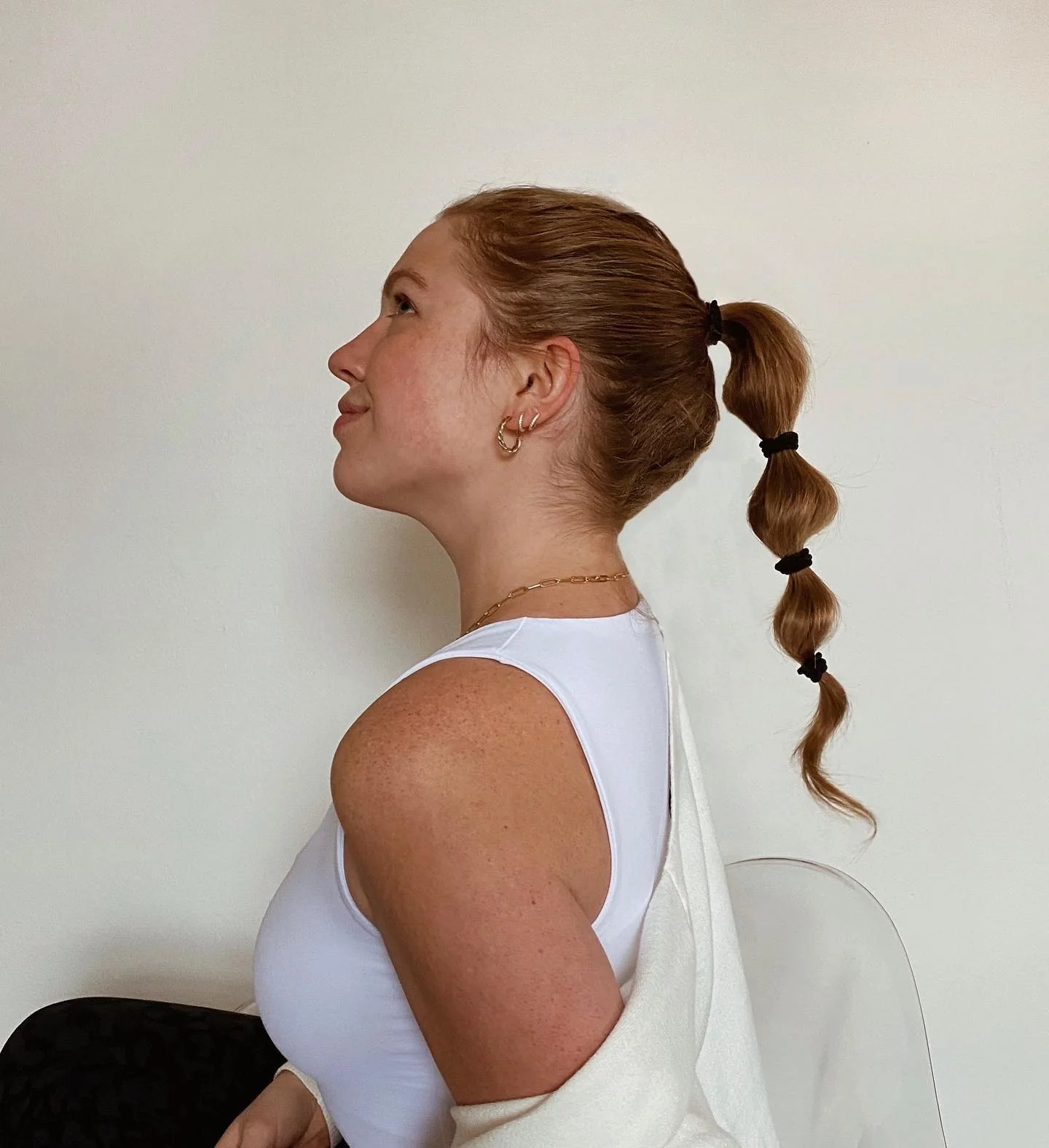 9. Auburn Bubble Ponytail mit strukturierter Bewegung (Bubble Ponytail-Frisuren)