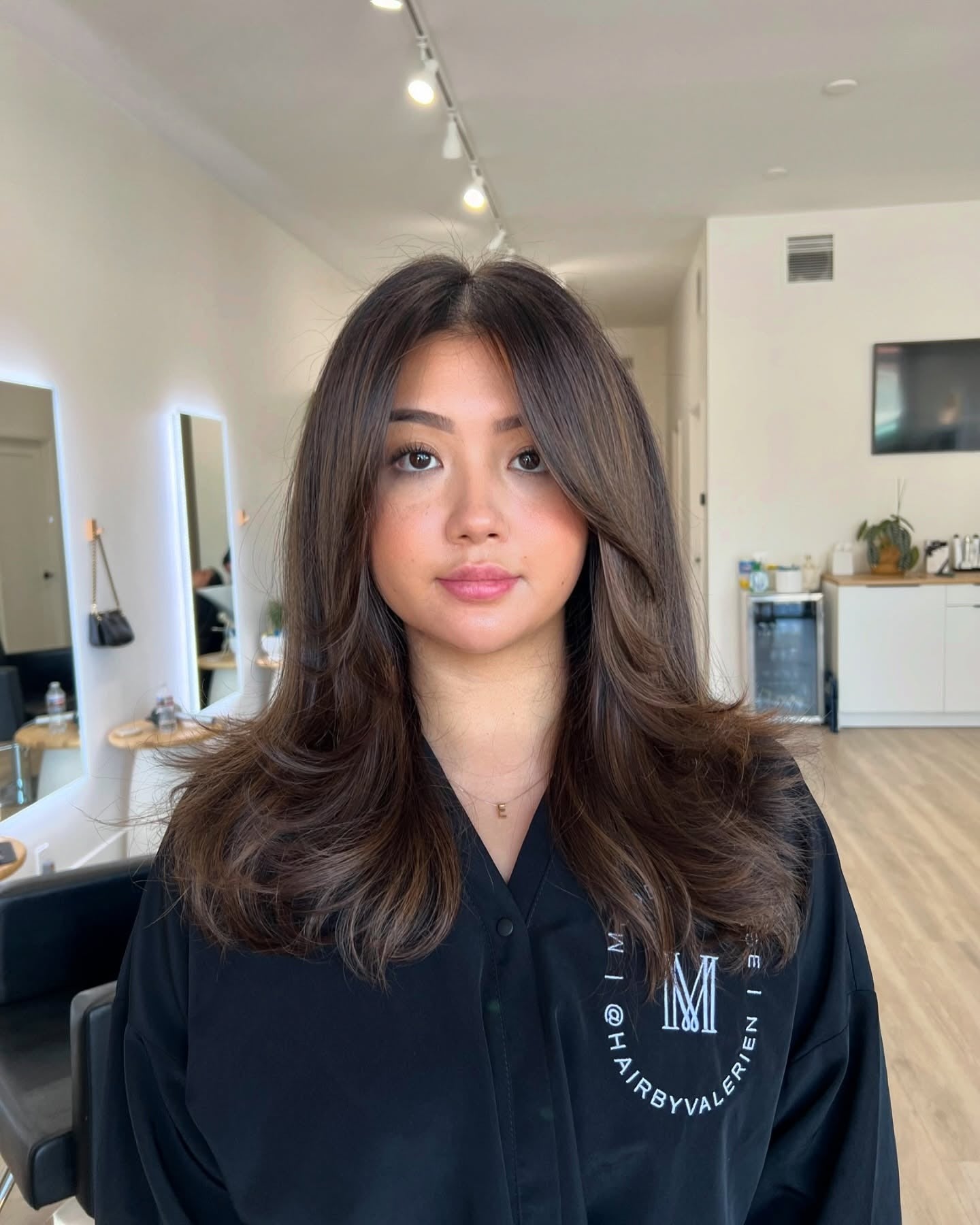 9. Ausgeglichene Brünettenschichten mit Mittelvolumen (mittelgroße Schichthaarschnitte)