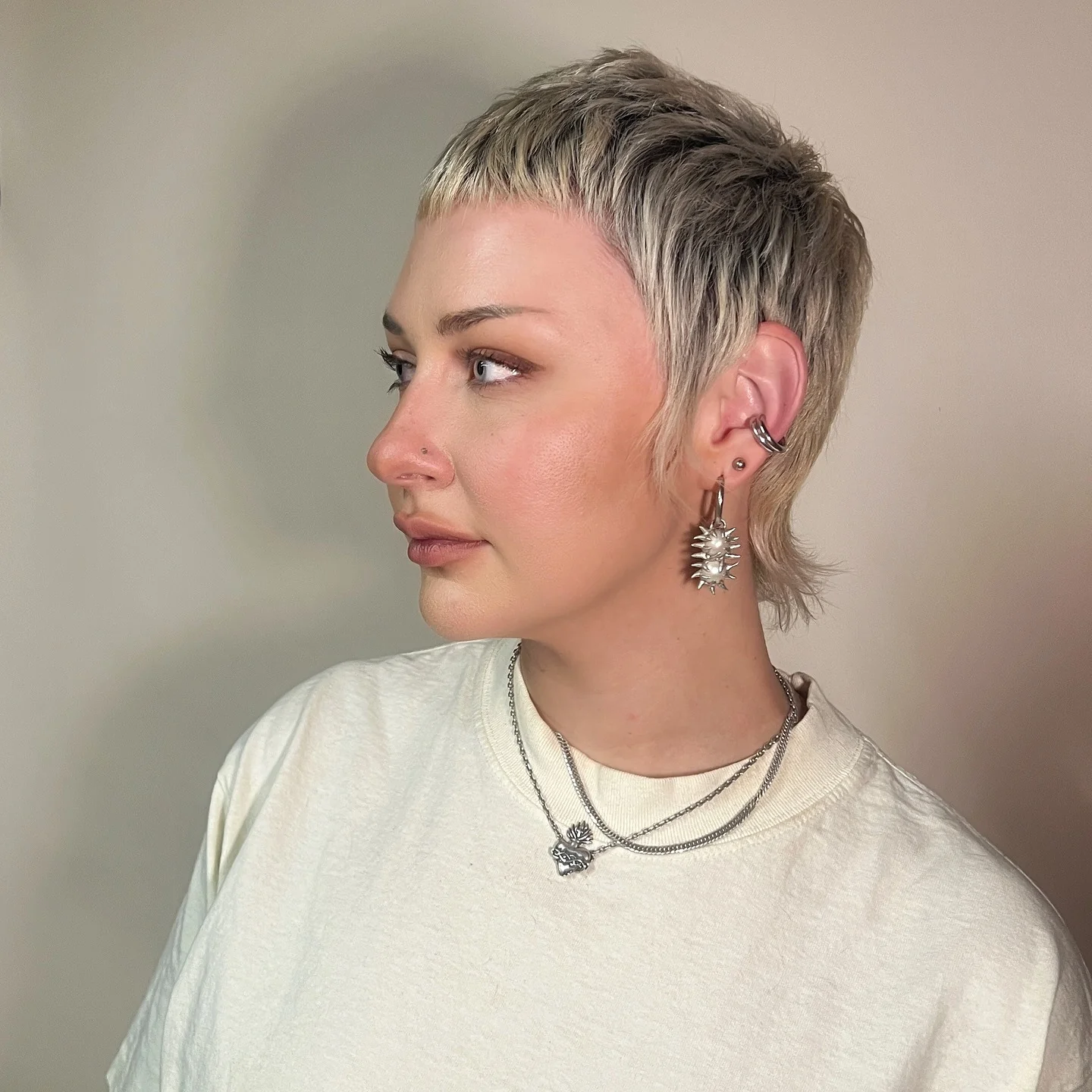 9. Blonde Choppy Pixie Shag (kurze Pixie-Frisuren für Frauen)