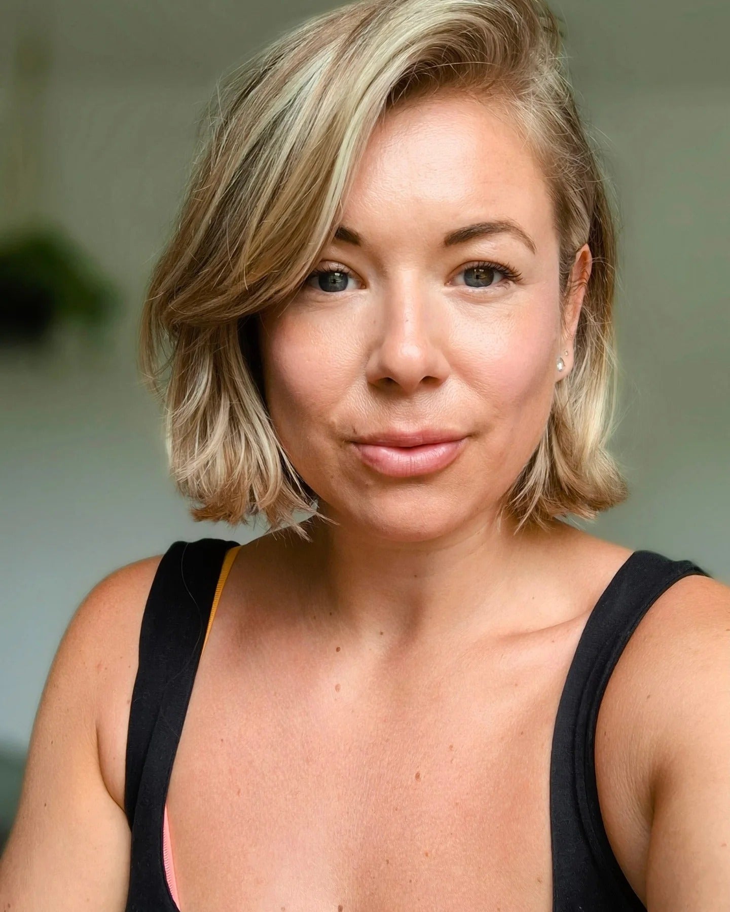 9. Blonde strukturierter Bob mit Seitenteil (kurze Haare mit Schichten)