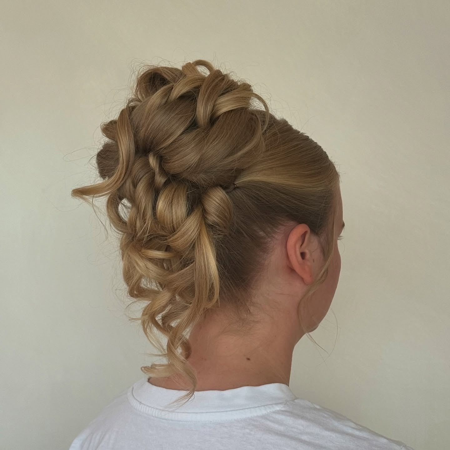 9. geflochtenes Karamellblonde Curly Bun (Hochsteckfrisur)