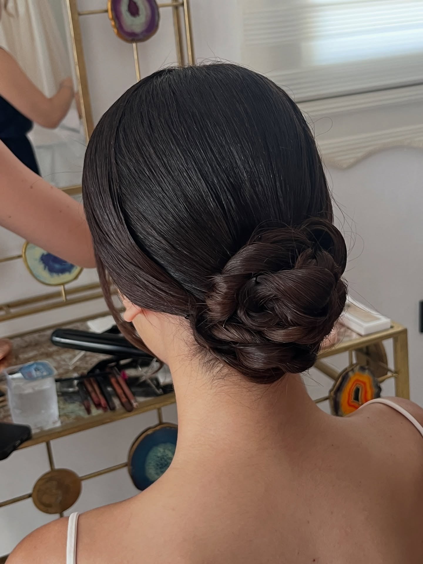 9. geflochtenes Low Chignon (Braut Frisuren)