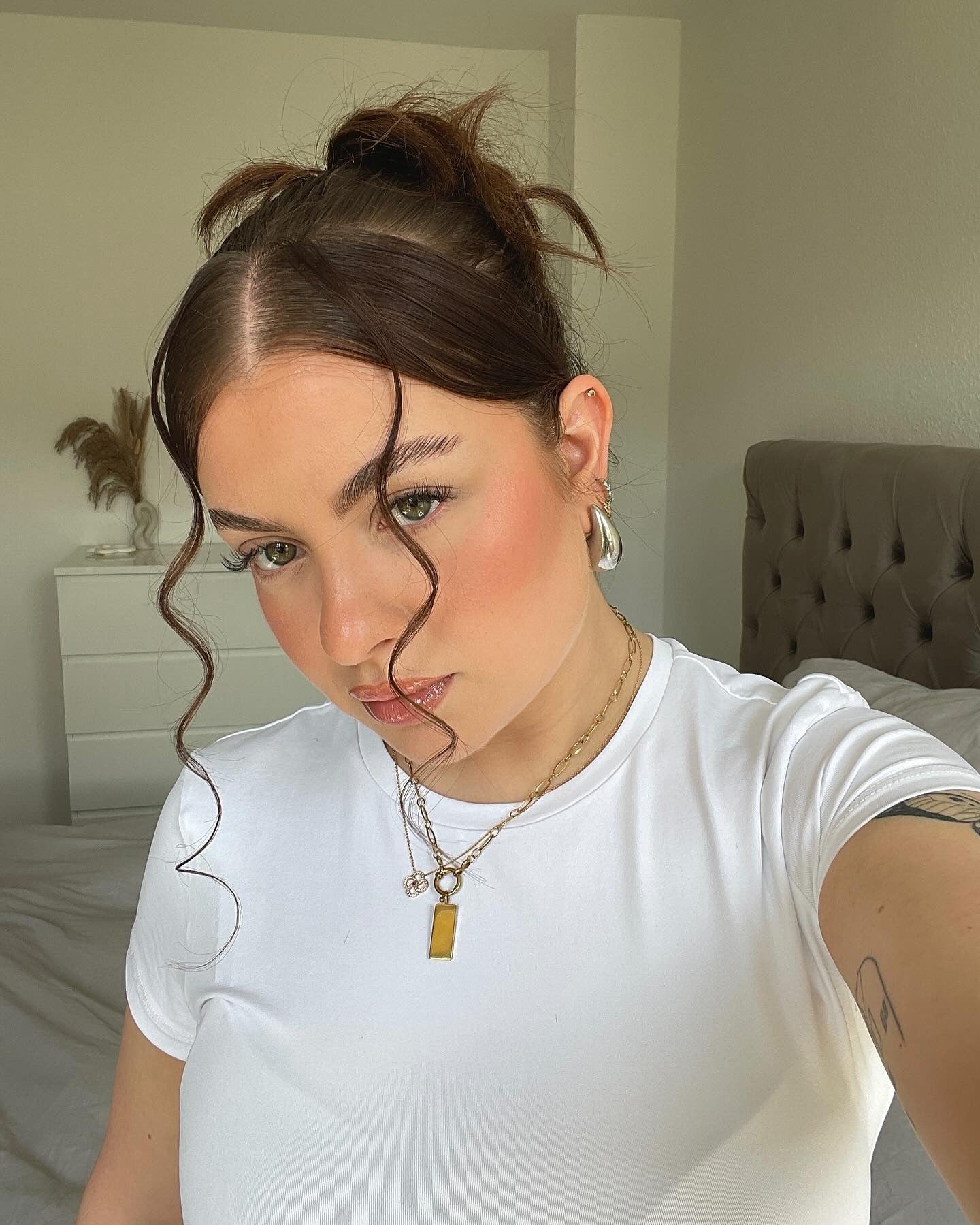 9. Brünette Halb-up mit losen Gesichtscurls (Baddie Frisuren)