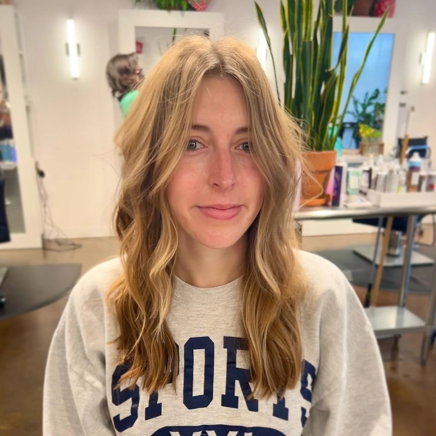 9. Butterblonde Schichten mit zerzaustem Finish (lange strukturierte Schichten)