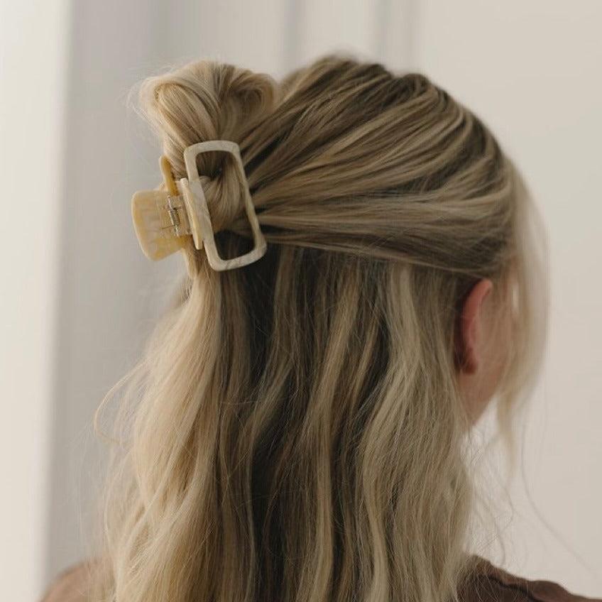 9. Casual Half-up-Wellen mit neutralem quadratischem Clip (Klauenclip-Frisuren)
