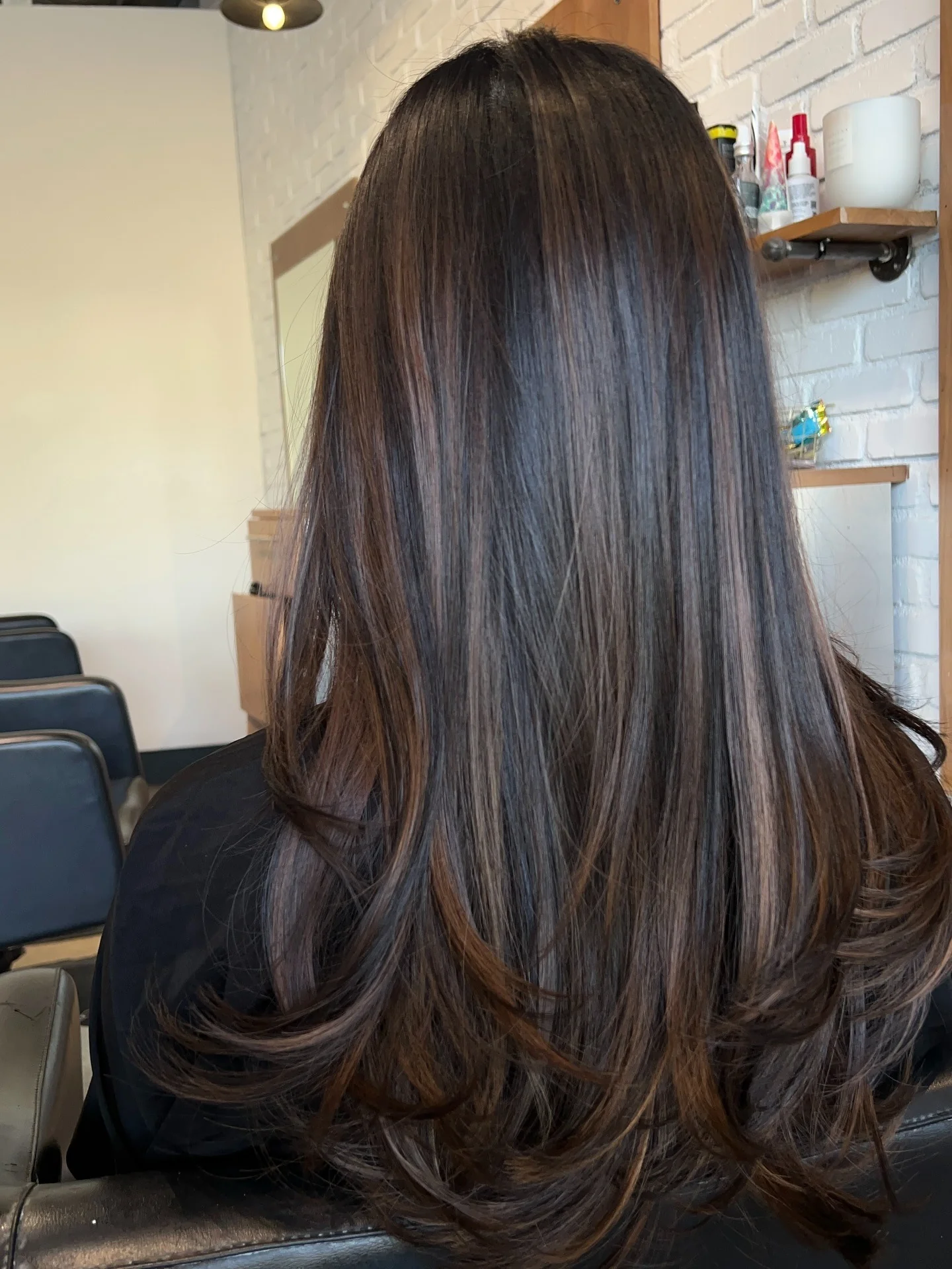 9. Schokoladenbraun mit warmen braunen Akzenten (schokoladenbraunes Haar mit Highlights)