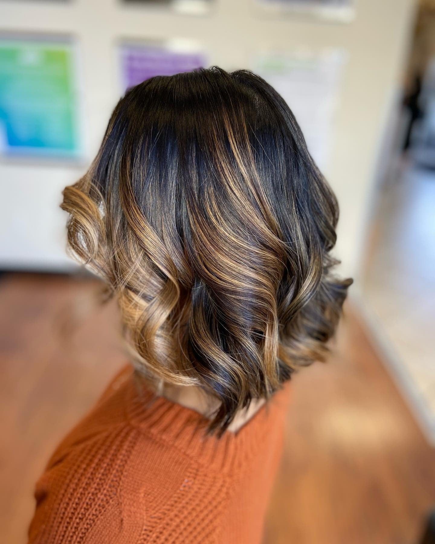 9. Schokoladen- und Karamell-Wellen-Lob (Frisuren der Chic-Länge)