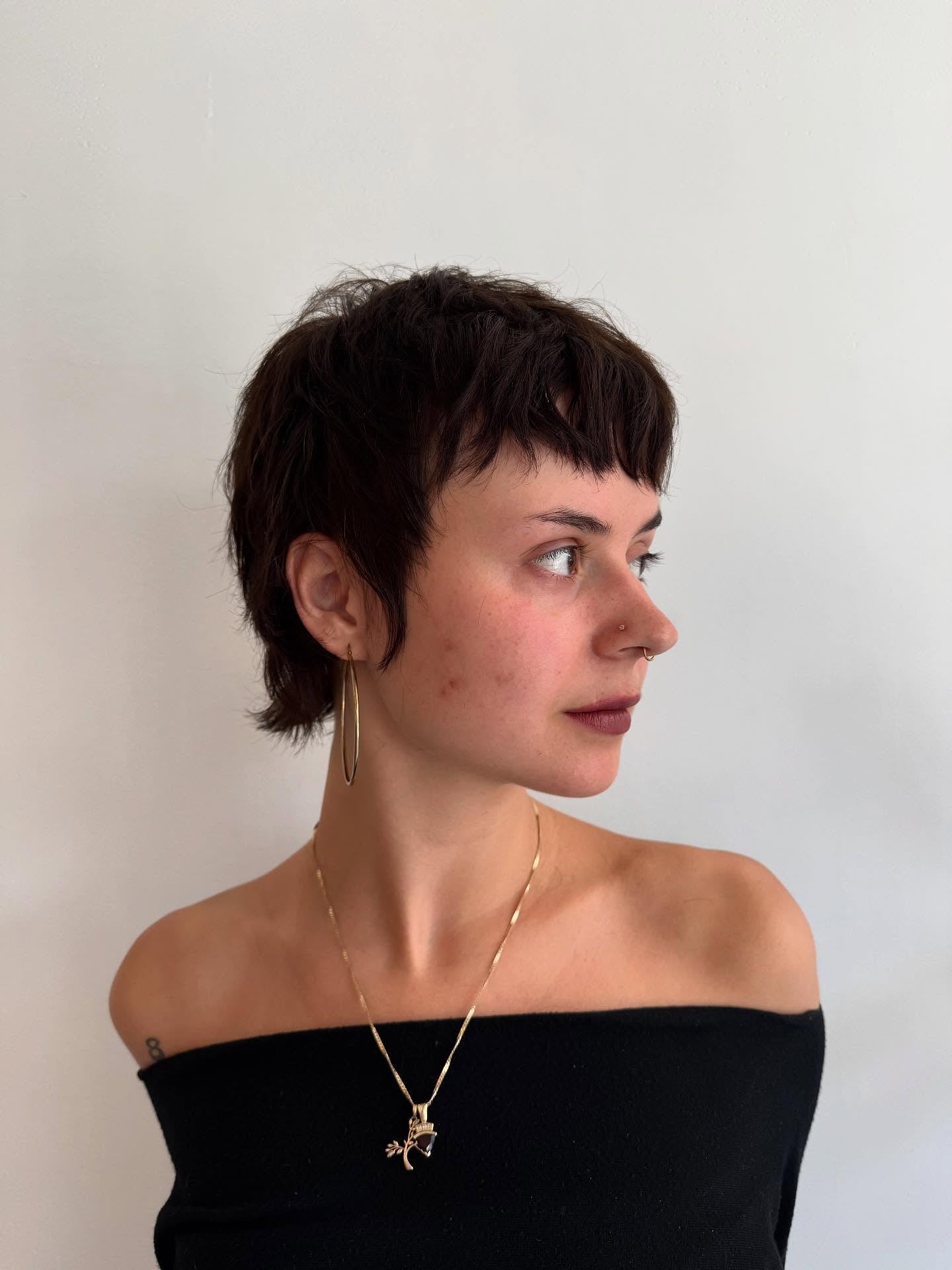 9. abgehackte dunkle Pixie mit Micro -Pony (Pixie Frisuren mit Pony)