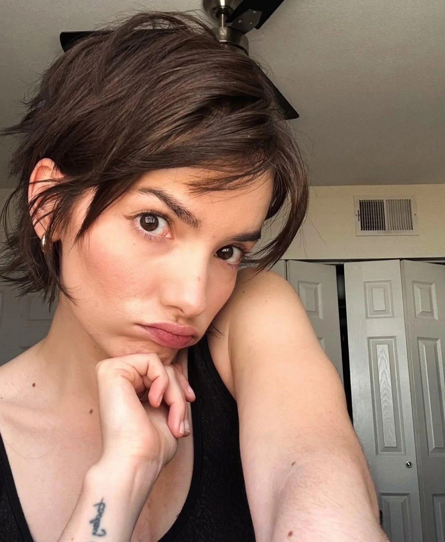 9. abgehackte Shag -Pixie mit Seitenknalls (kurze, abgehackte Haare)