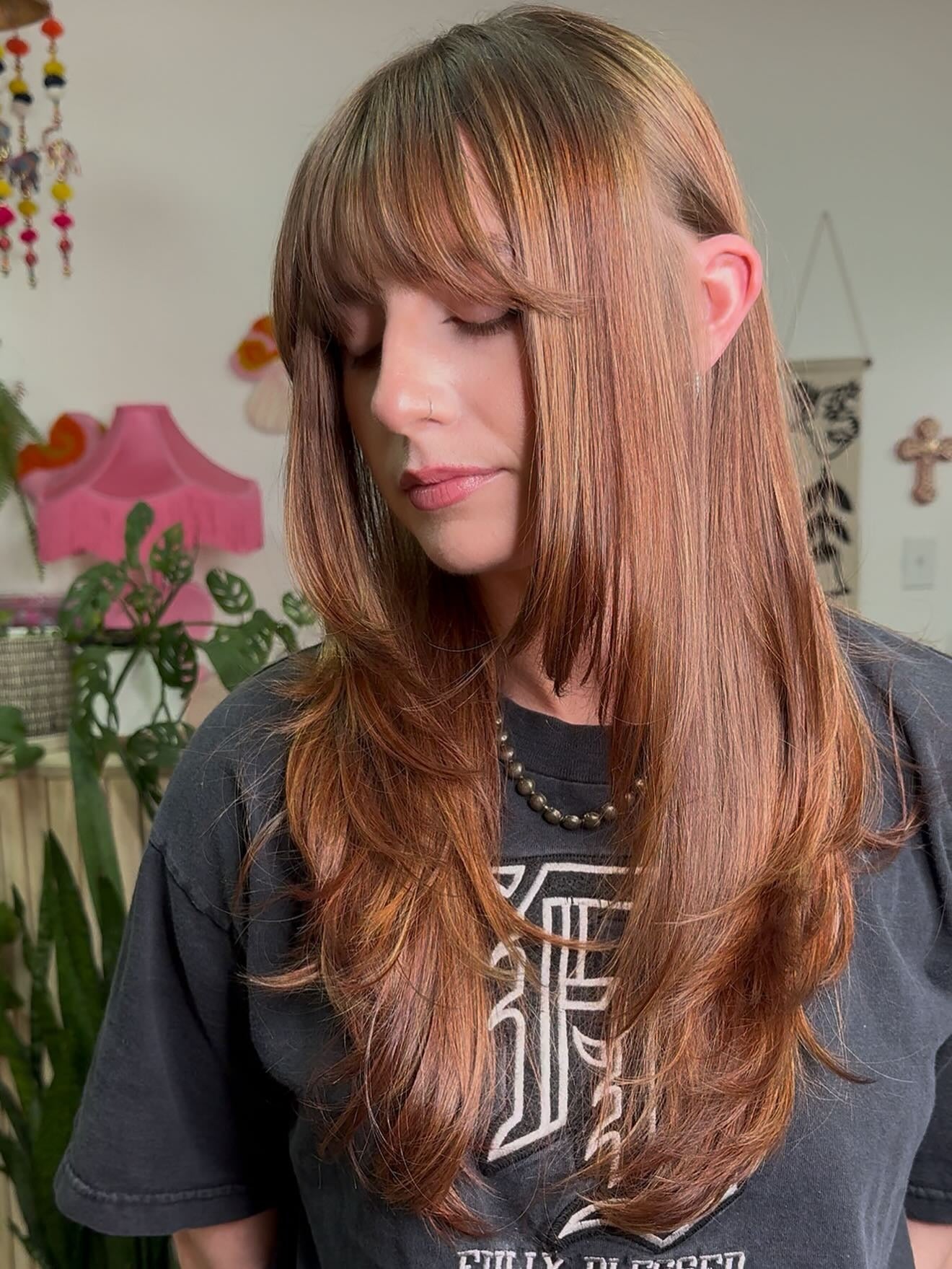 9. Zimtbraune Stufen mit hellem Pony (gestuftes Haar mit feinem Pony)