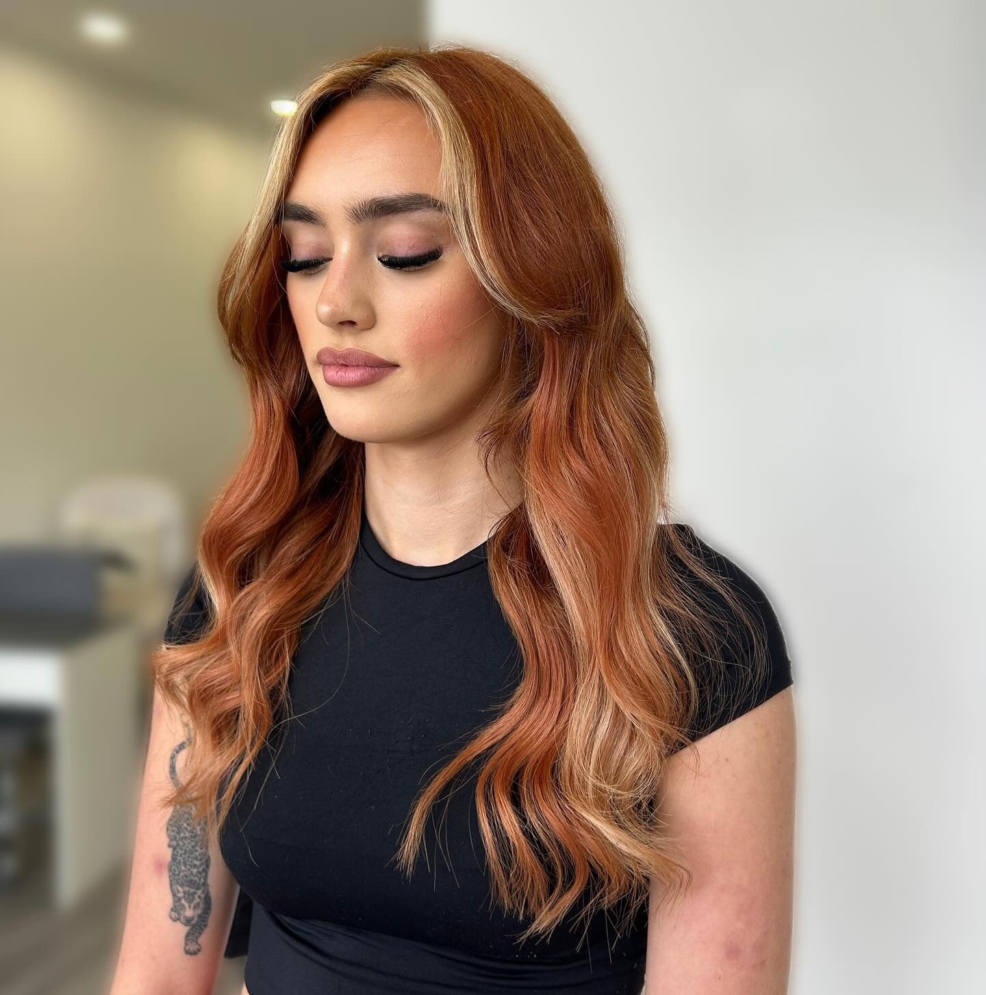 9. Zimtwellen mit blonden Akzenten (Herbsthaarfarben)