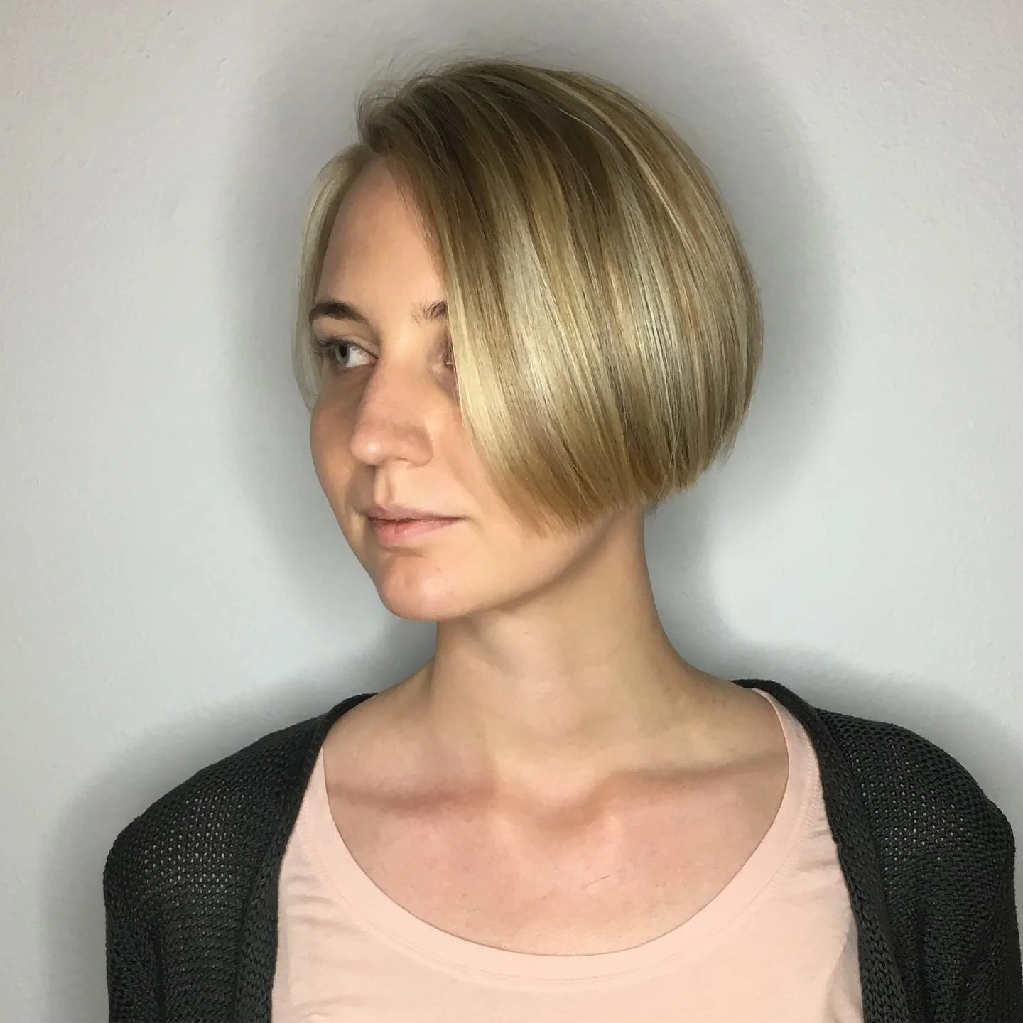 9. Klassischer asymmetrischer Bob in hellgoldenem Blond (asymmetrische Bob-Frisuren)