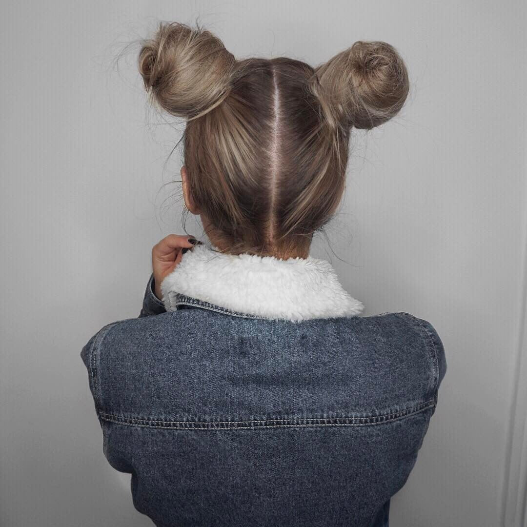 9. Klassische High Space Buns auf aschblondes Haar (Space Buns Frisuren)