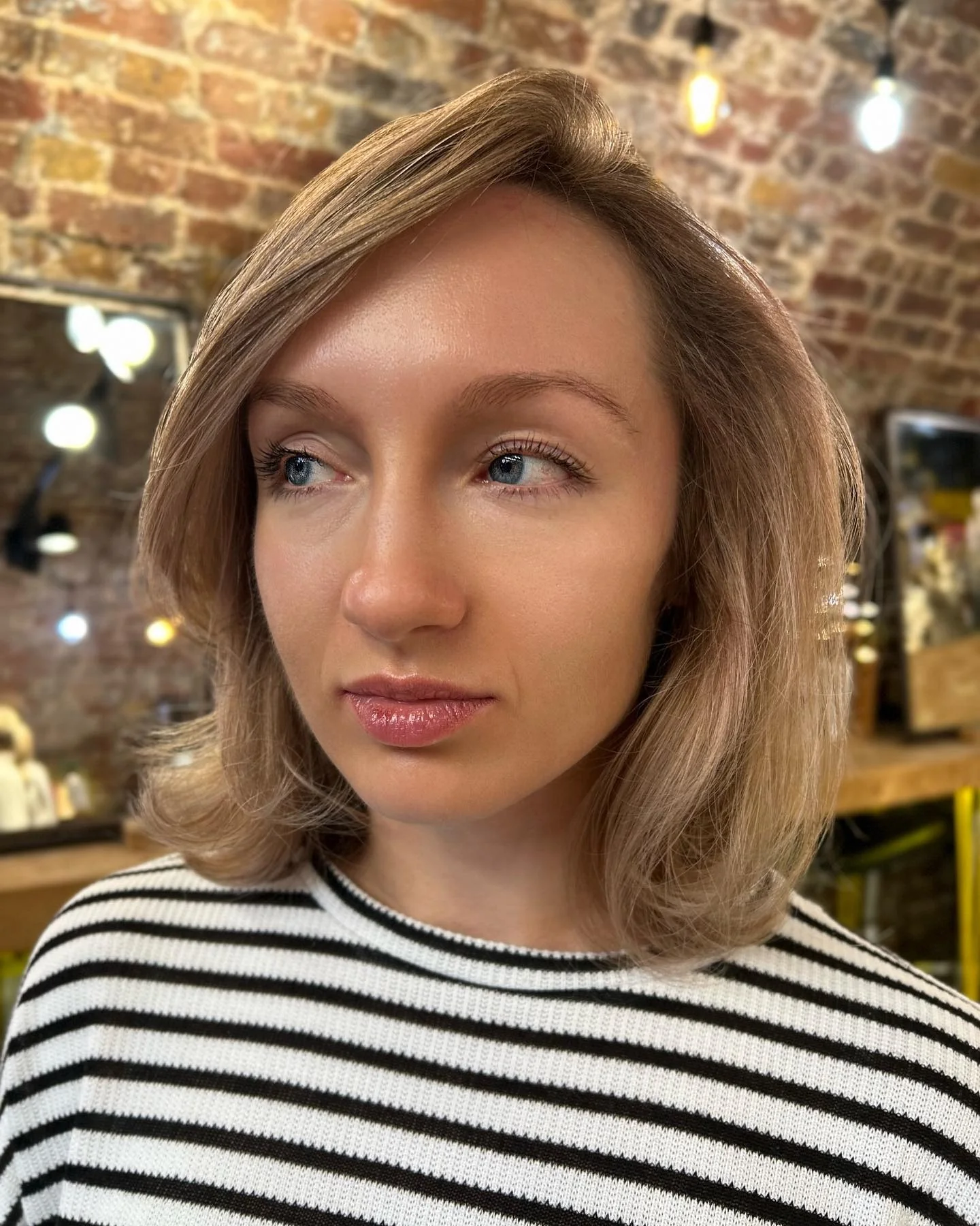 9. Klassischer hellbrauner Bob mit weicher Dimension (hellbraunes Haar mit Highlights)