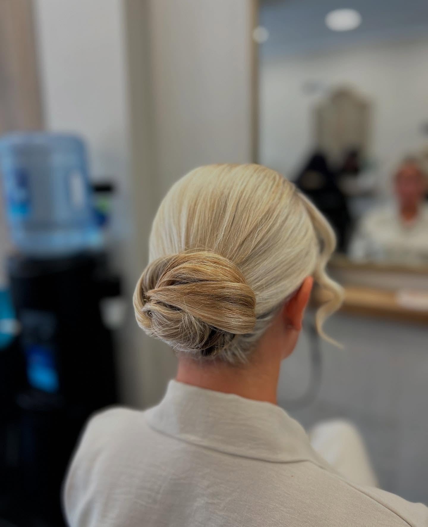 9. Klassischer Low Chignon mit blonden Finish (elegante Frisuren)