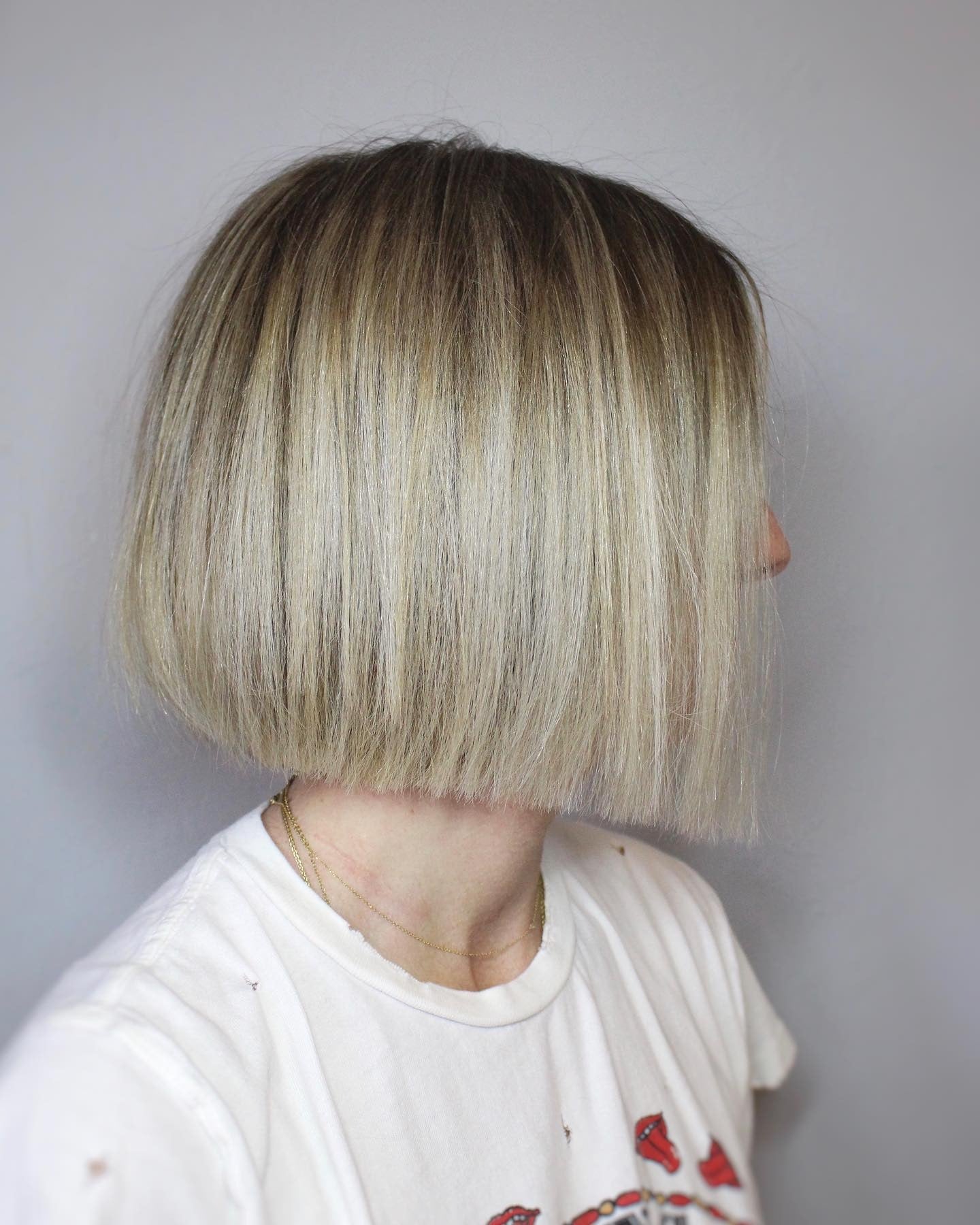 9. Kühltönte blonde stumpfe Bob (Kinnlänge Bob)
