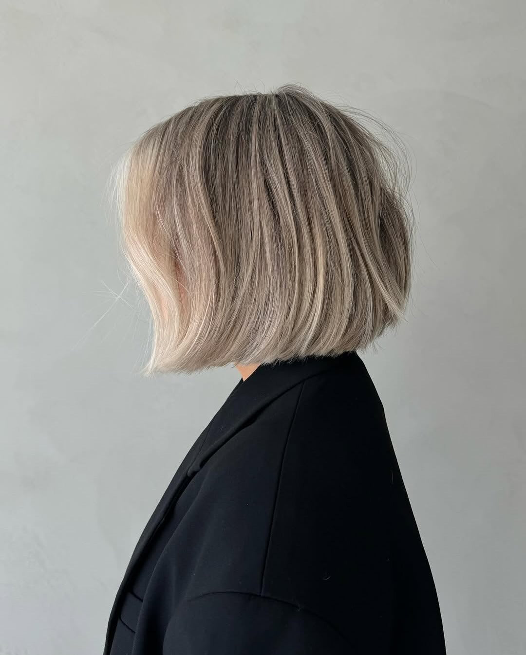 9. Cool Beige Blonde Bob mit versteckten Schichten (Hüpfbobhaar)