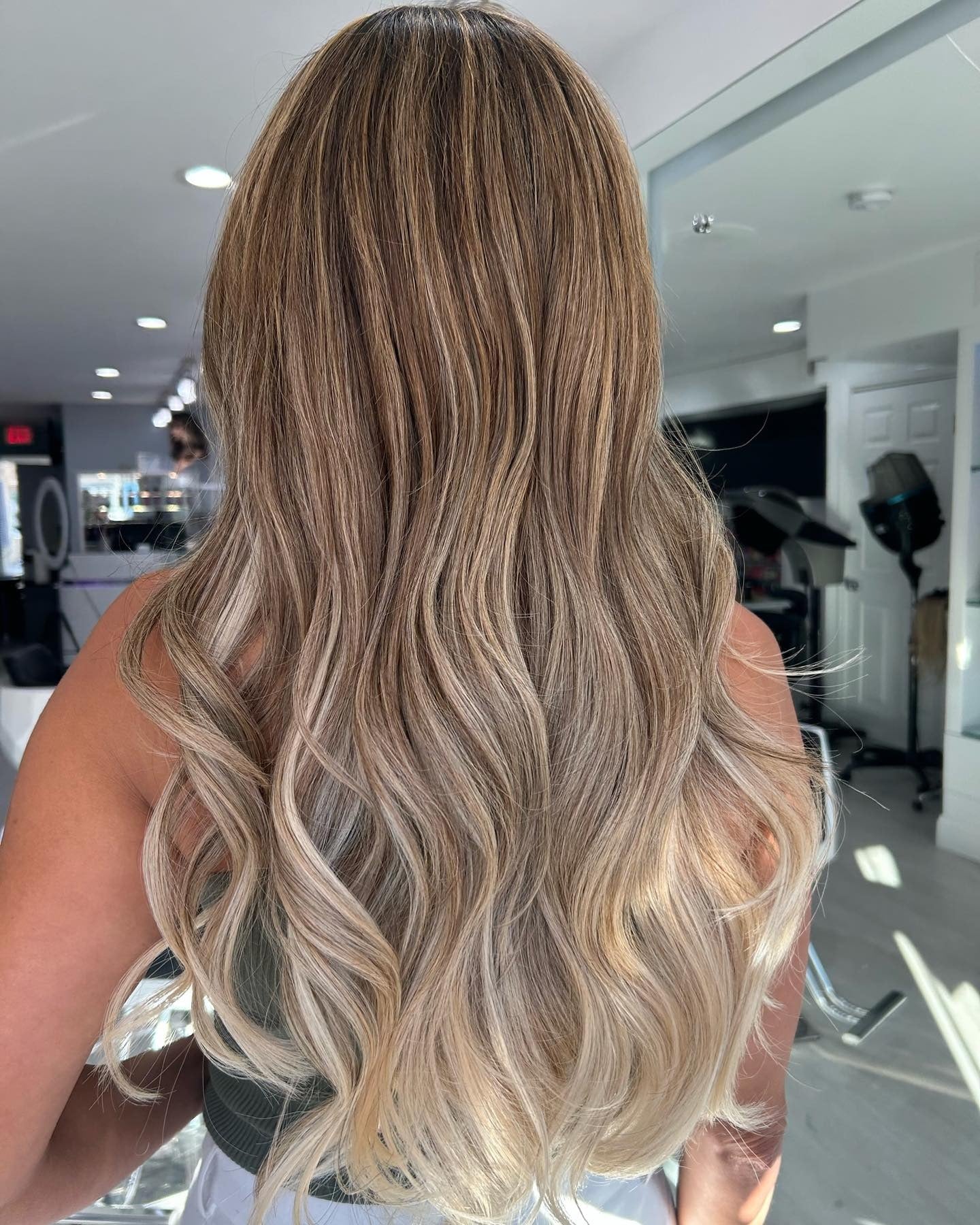 9. Cool Sandy Dirty Blonde mit definierten Wellen (schmutzige blonde Haarfarbe)