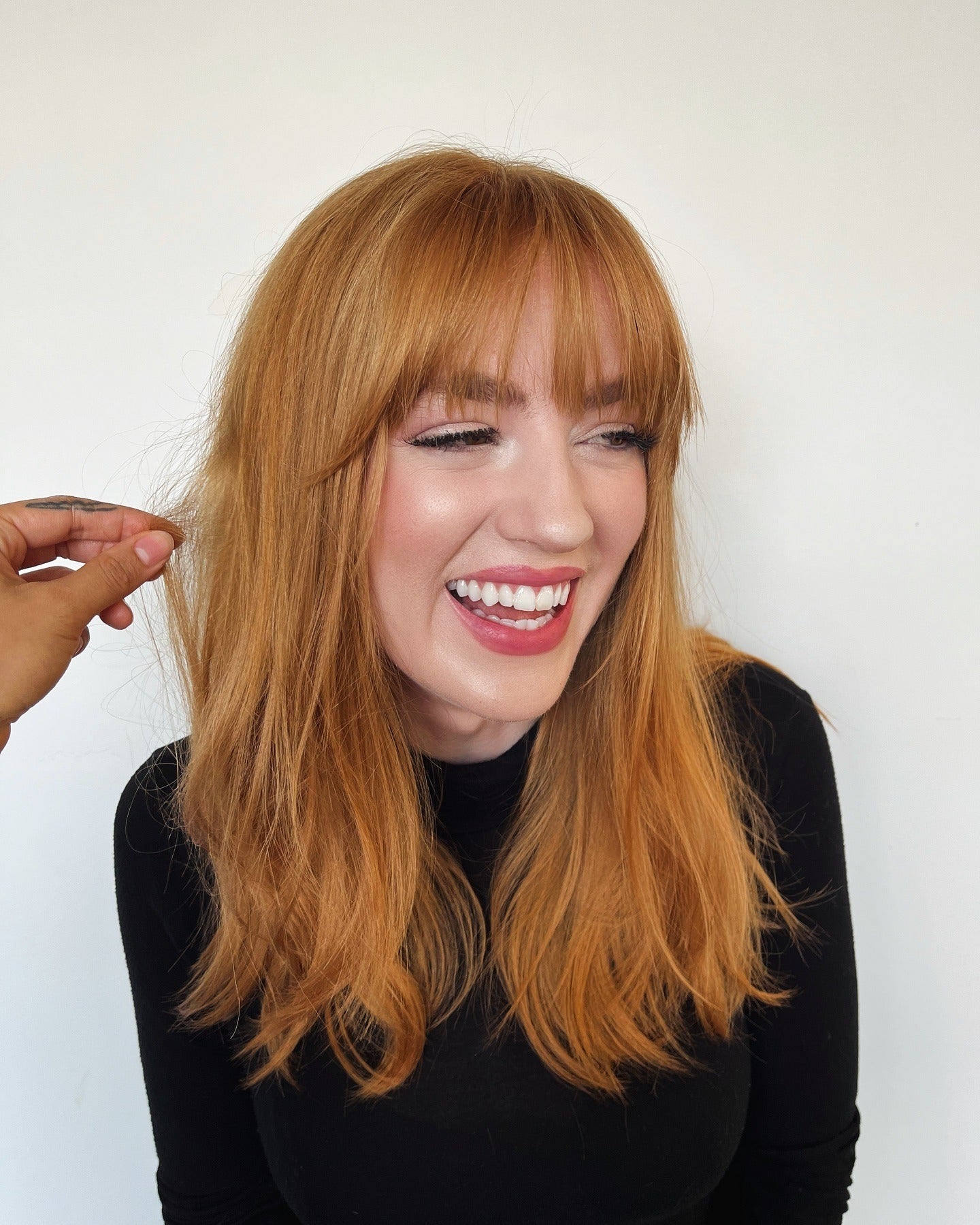 9. Kupferblond mit gefiederten Vorhang Pony (wellige Haare mit Pony)