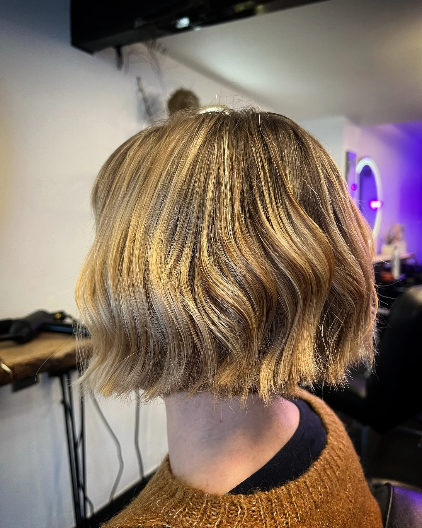 9. Cremig-blonder, sich verjüngender, gewellter Bob (Welliges Bob-Haar)