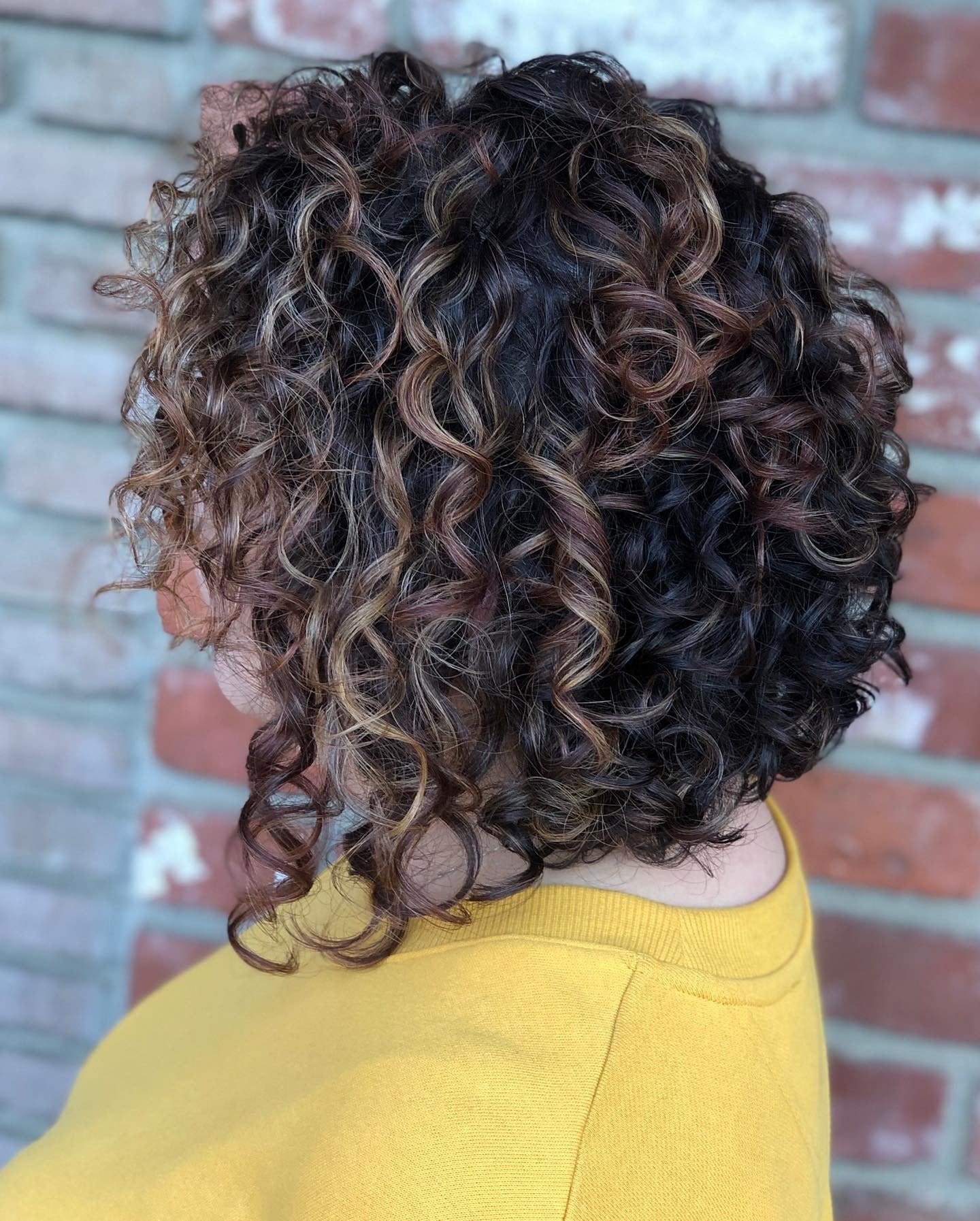 9. Curly Bob mit Kastanien -Highlights (Curly Bob Frisuren)