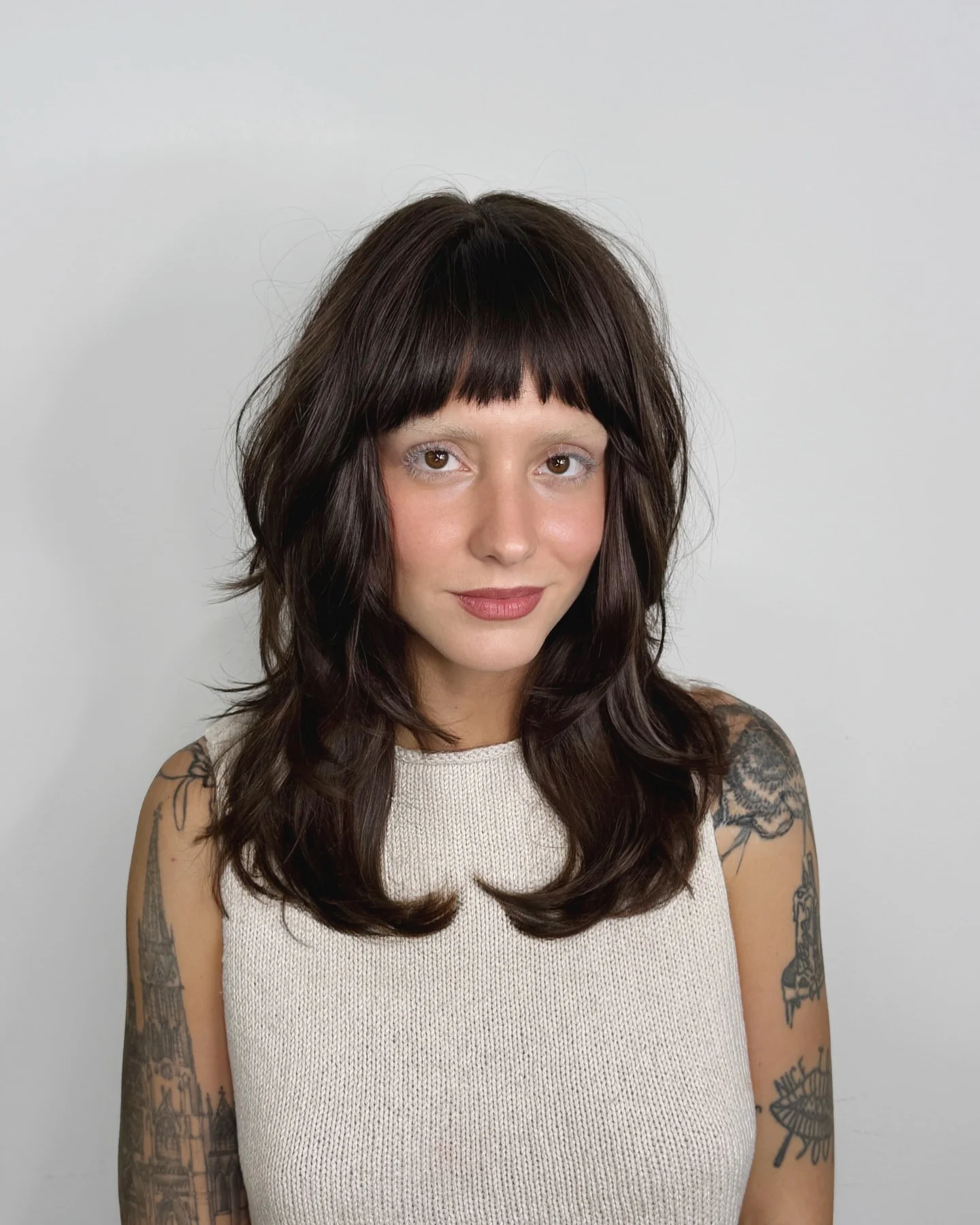 9. Dunkler Mokka-Shag mit strukturiertem Pony (unordentlicher Pony-Haarschnitt für Frauen)