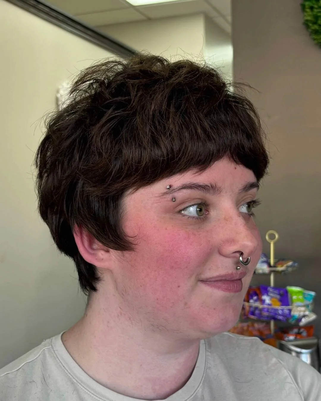 9. Dunkel strukturierter Pixie mit Mikrofransen (geschichtete Pixie-Frisuren)