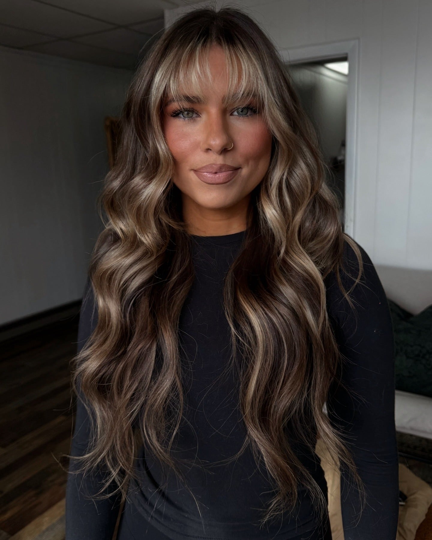 9. Dimensional Bronde Wellen mit abgerundeten Pony (lang geschichtete Frisuren mit Pony)