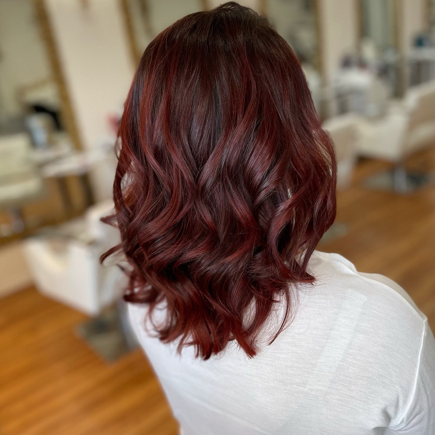9. Dimensional Burgundy Waves (Burgunder Balayage Haarfarbe)
