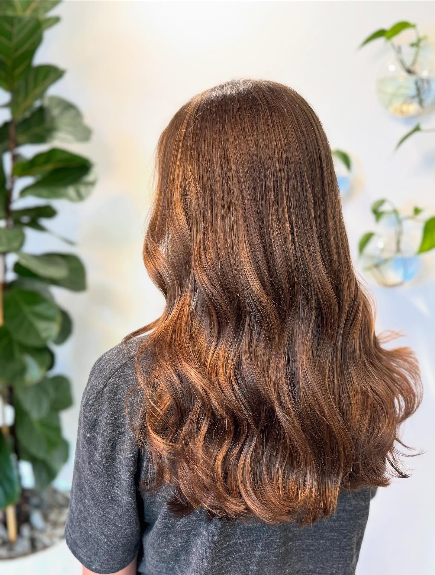 9. Dimensionales Goldbraun mit gemischten Highlights (Goldbraune Haarfarbe)