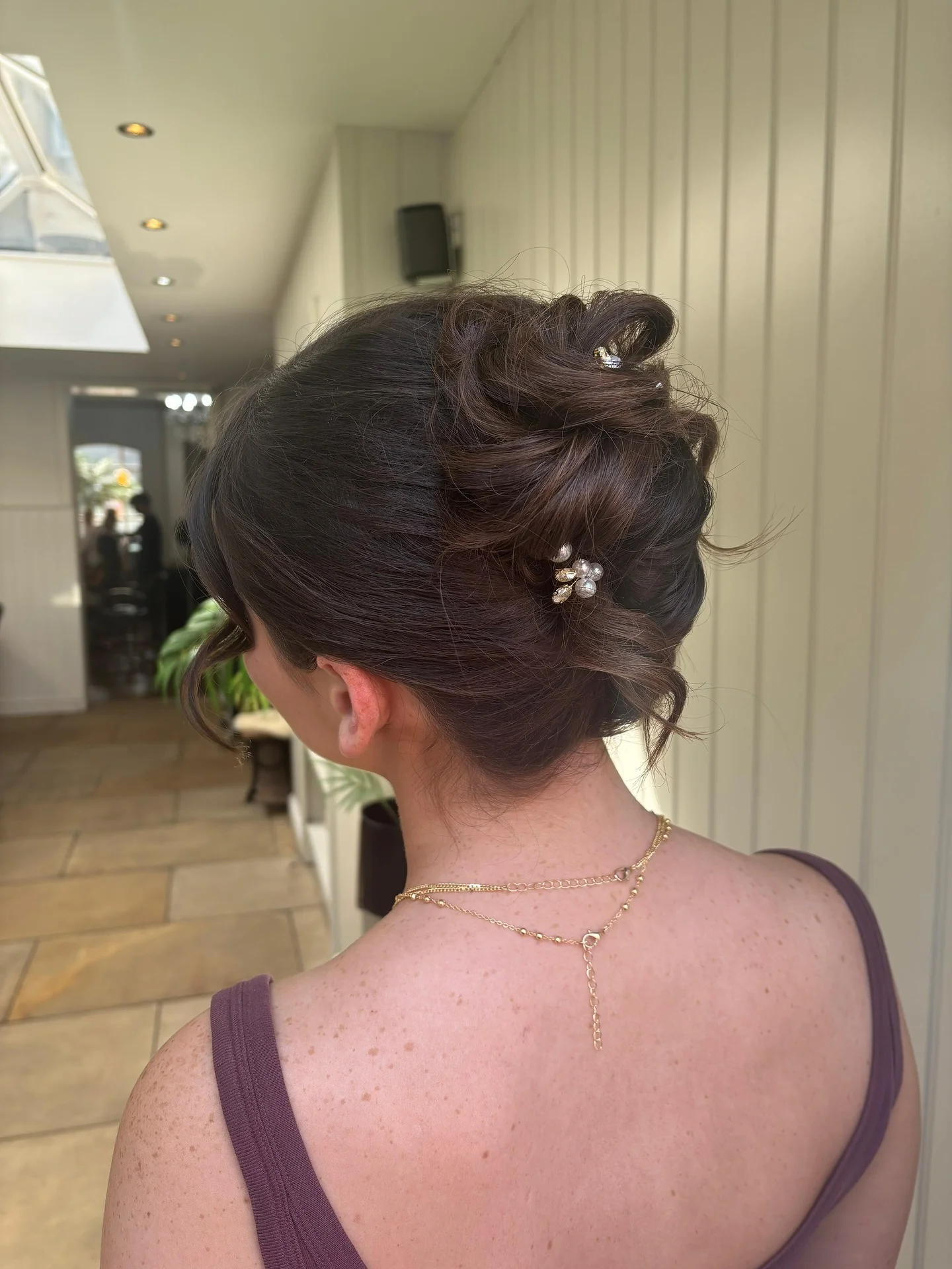 9. Elegante, französisch inspirierte Hochsteckfrisur in dunklem Braun (Ballfrisuren)