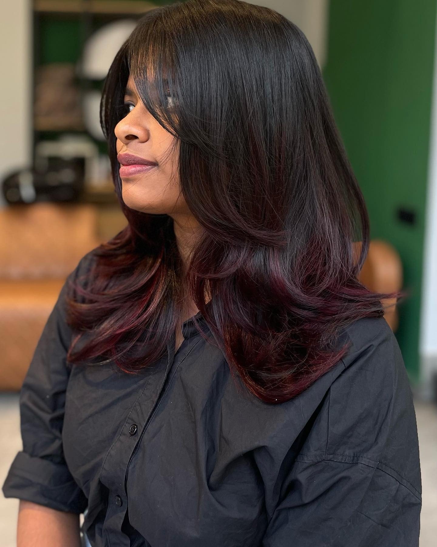 9. Gesichtsschichten mit tiefen roten Akzenten (dunkle Burgunderhaarfarbe)