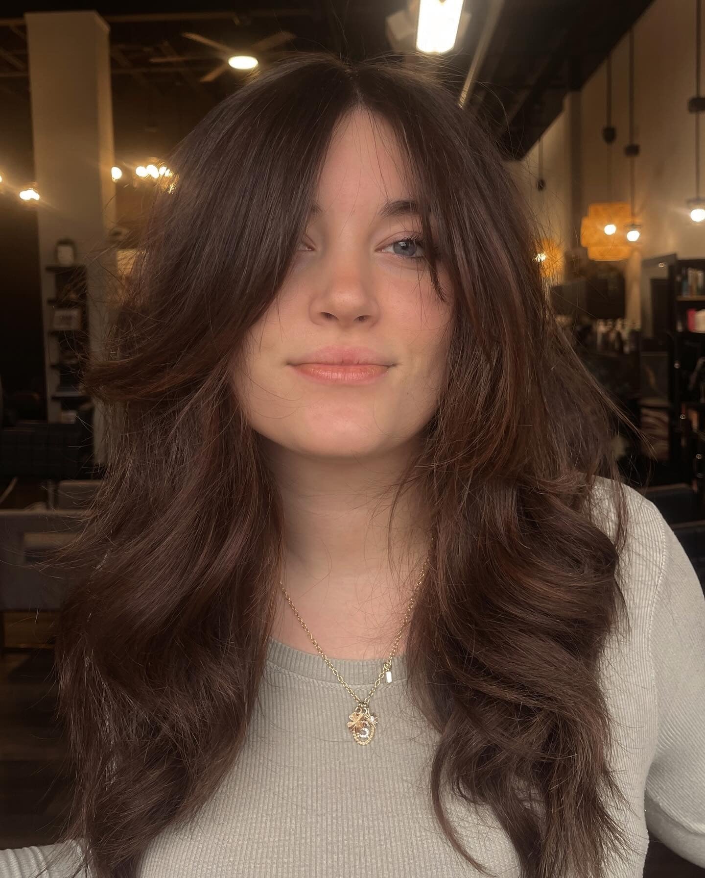 9. Federned Layers mit Vorhangbongs (geschichtete Frisuren)