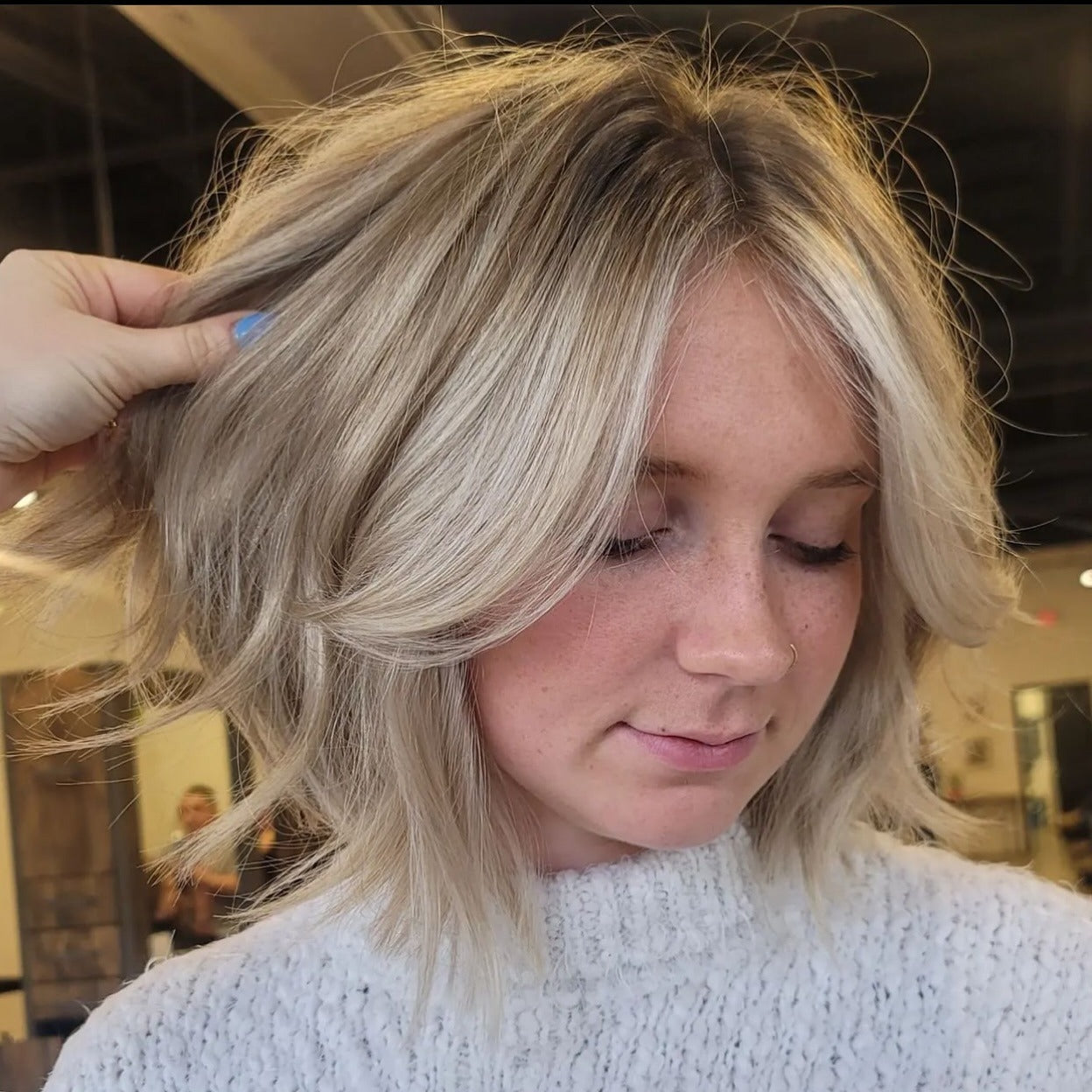 9. Federed Long Bob mit kühlem Blonde (geschichtete Bob -Frisuren)