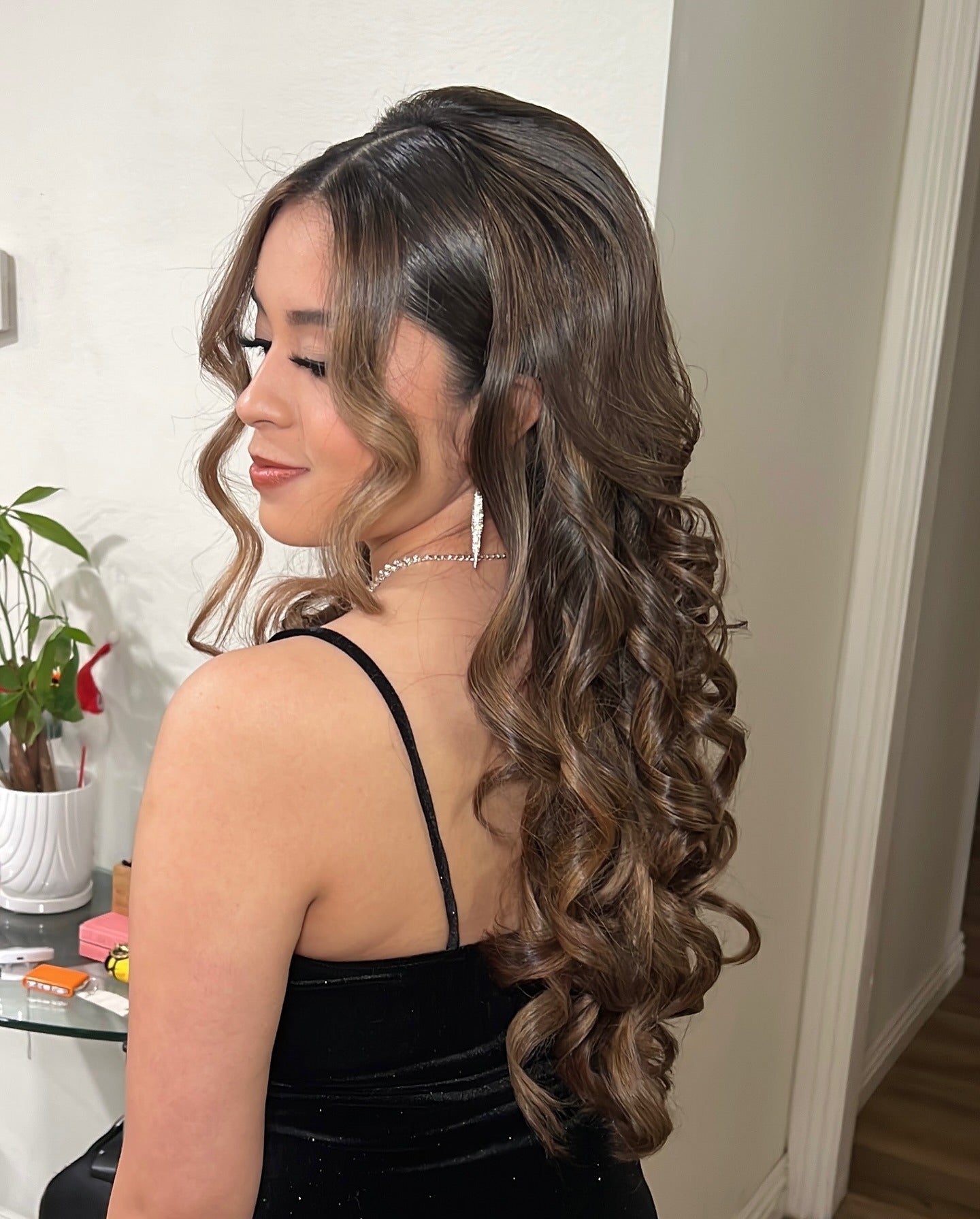 9. Glamouröse Halb-up-Locken mit Espresso-Glanz (Prom-Frisuren)