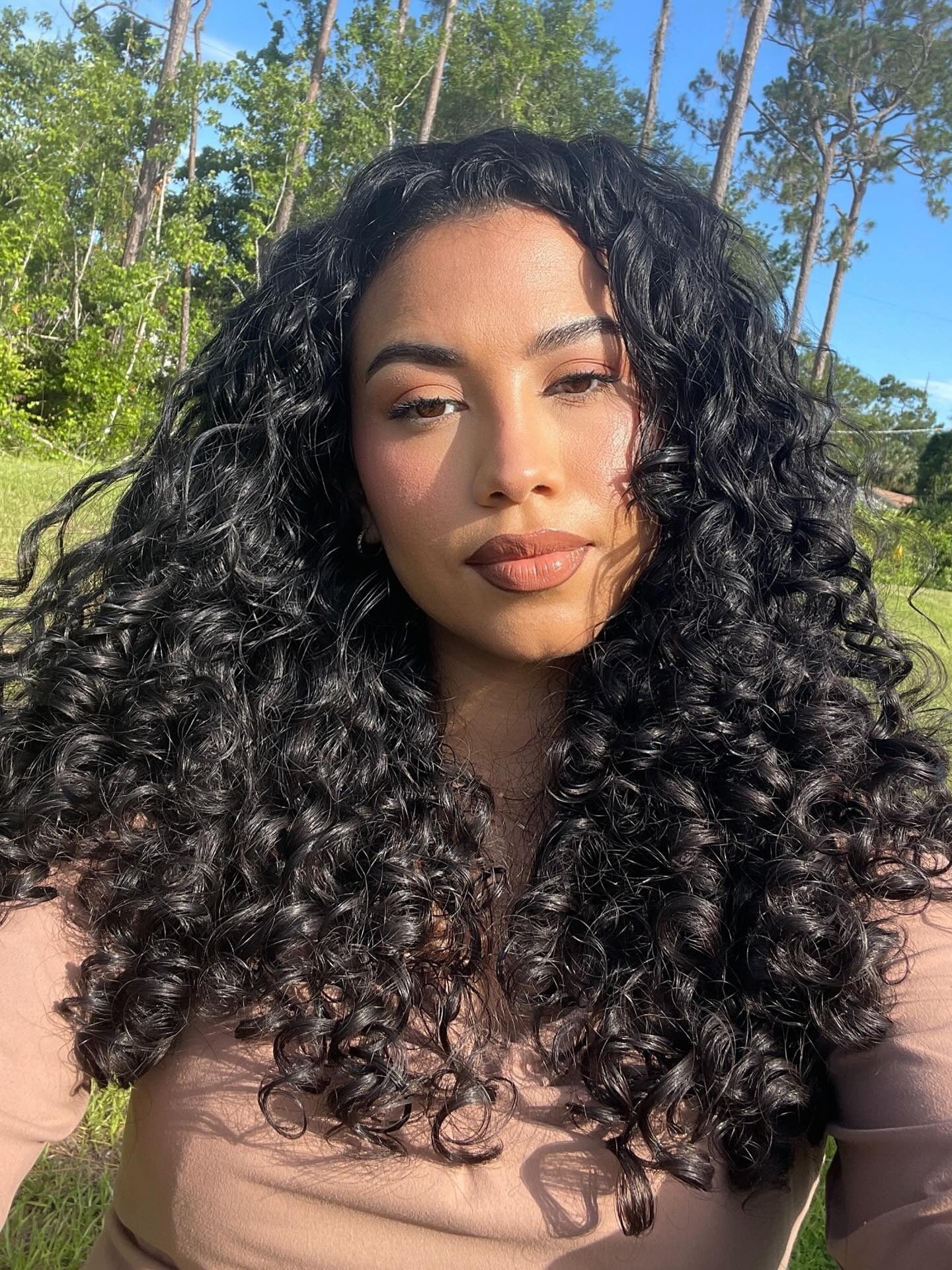 9. Hochglänzende schwarze Schichten mit Gesichtsramm-Locken (geschichtete lockige Frisuren)